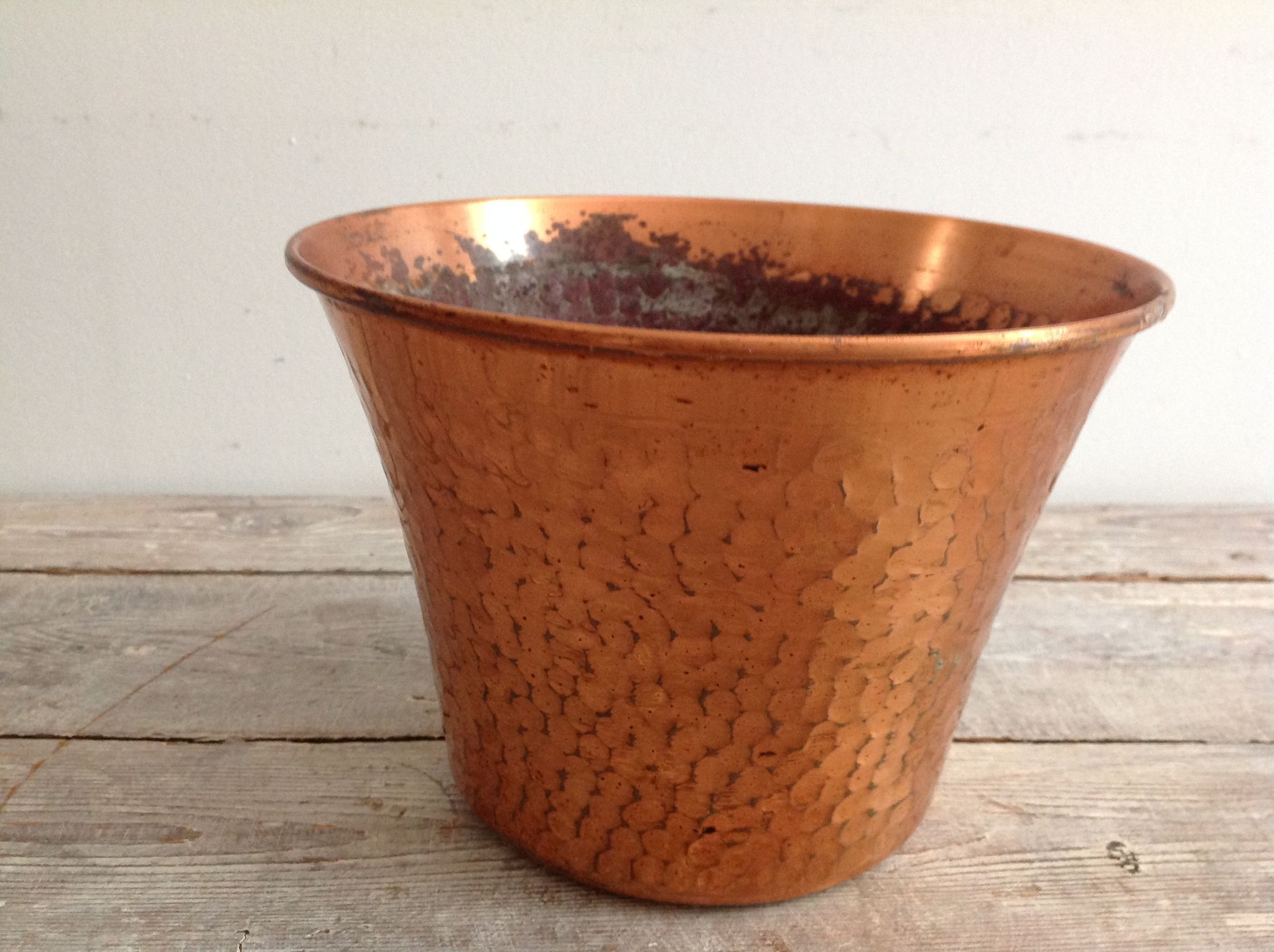 Cache hammered copper pot