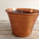 Cache hammered copper pot