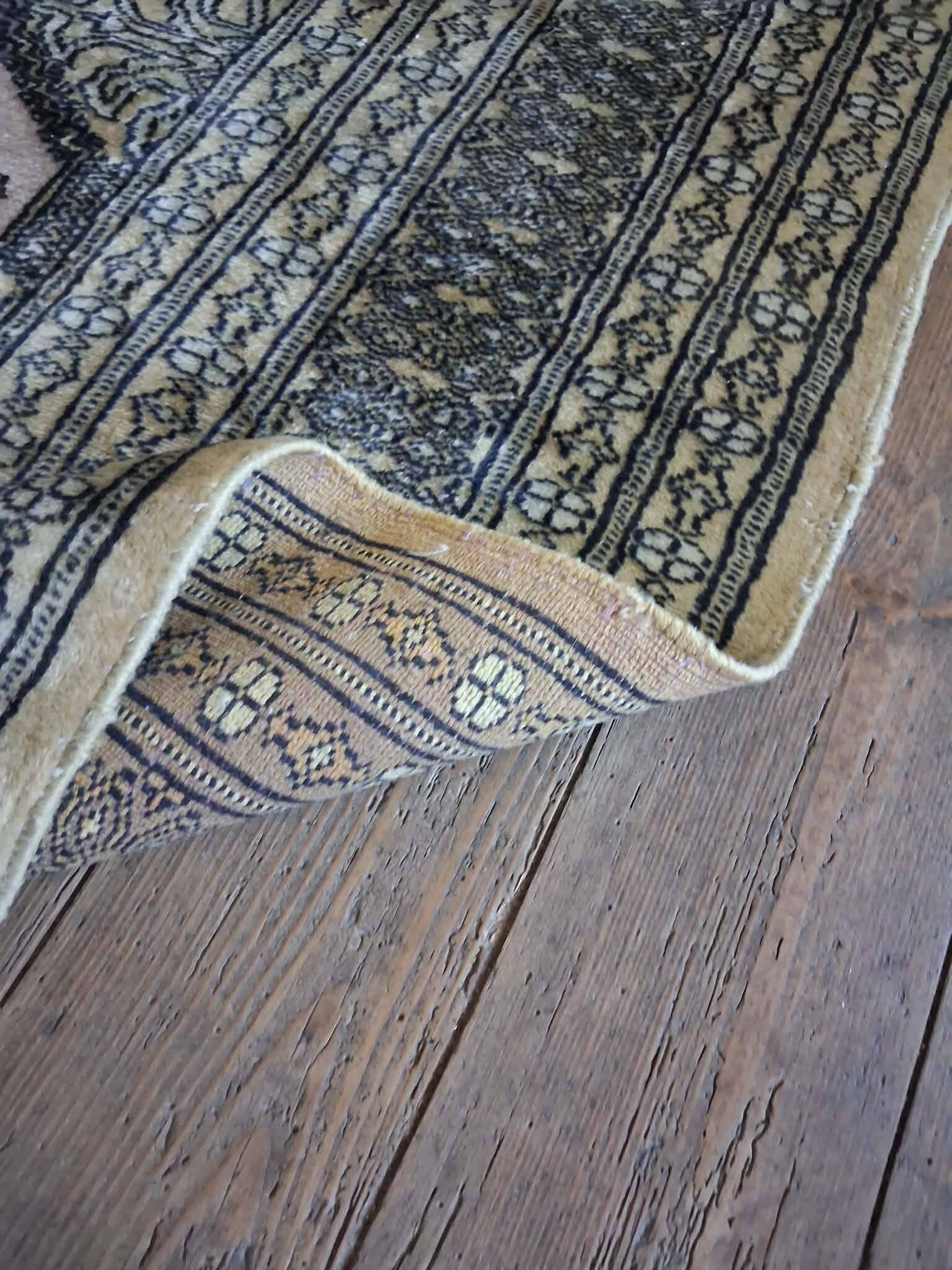 Handmade Pakistani Bukhara rug 188x122cm