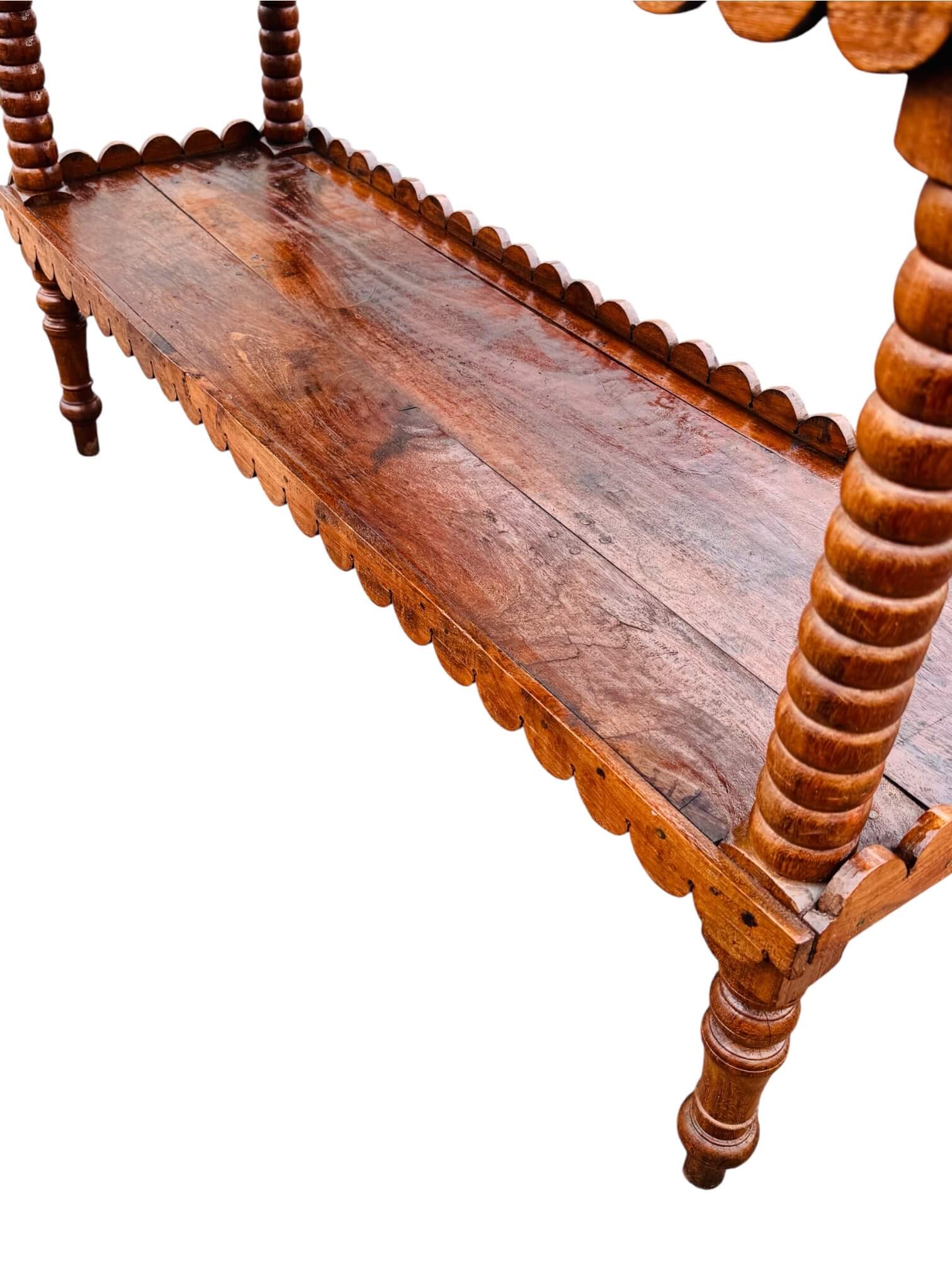 Ancienne grande étagère sur pieds