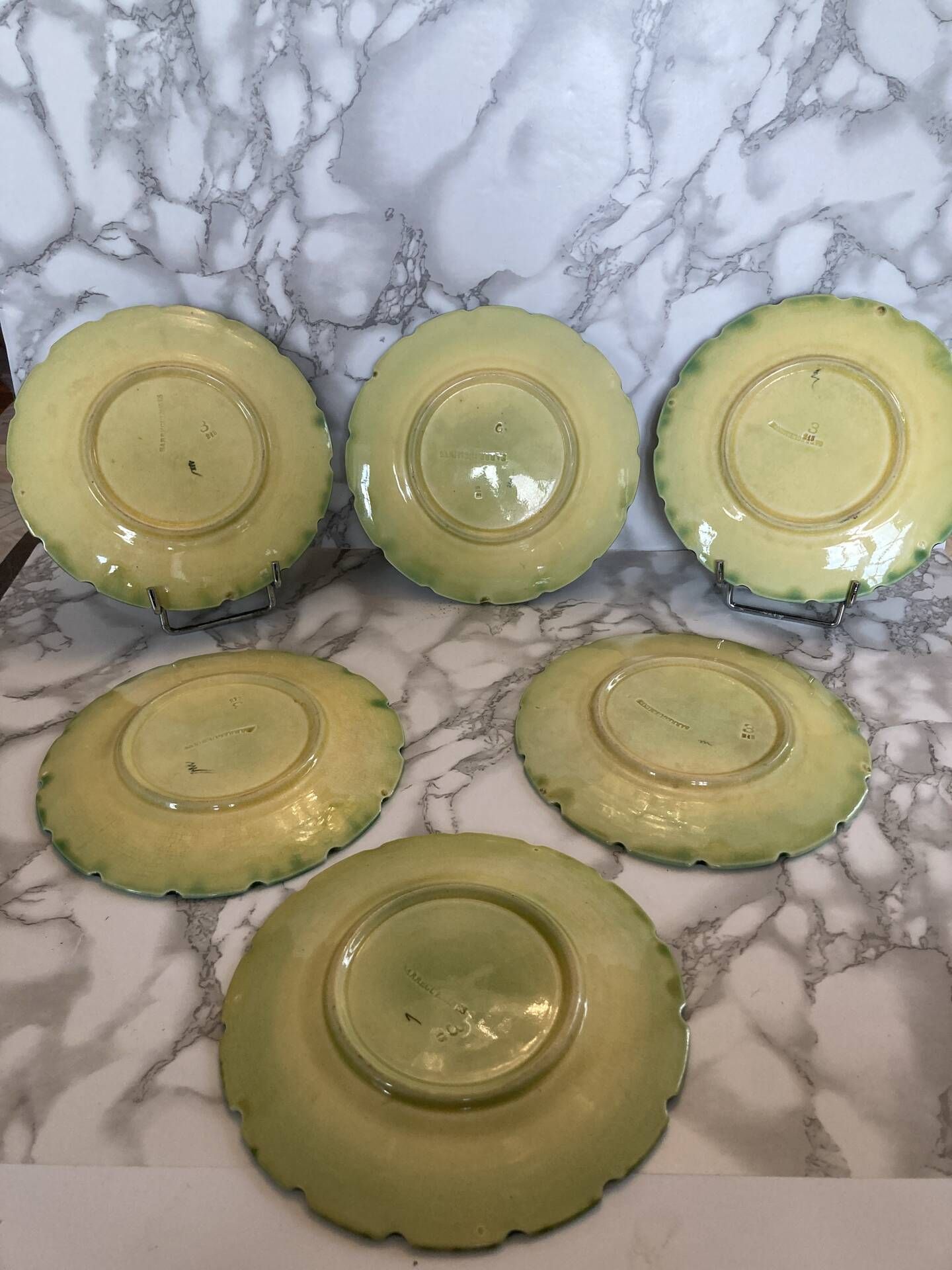 12 assiettes barbotine Sarreguemines décor vignes