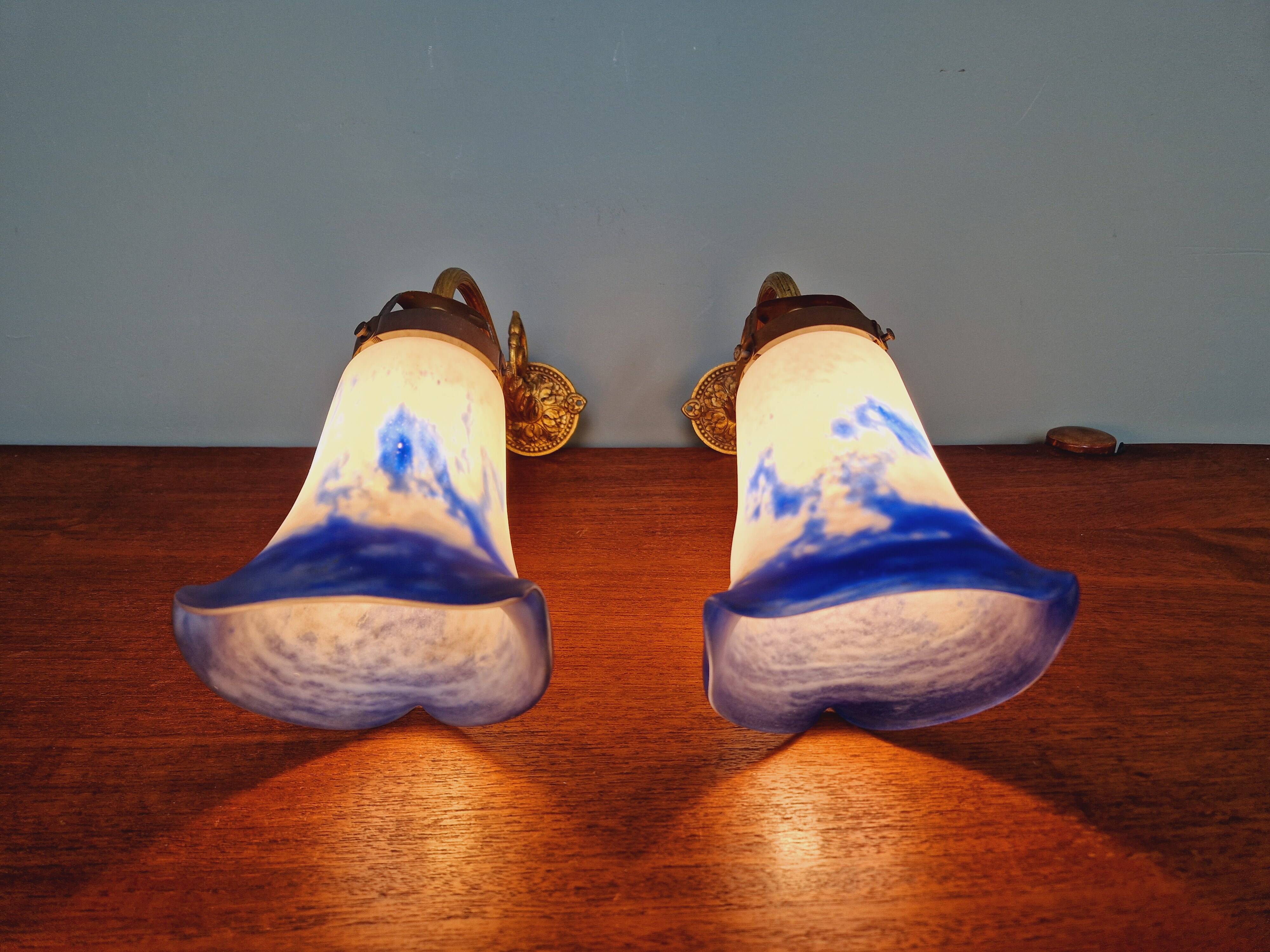 Pair of wall lights in bronze and marmoreal glass