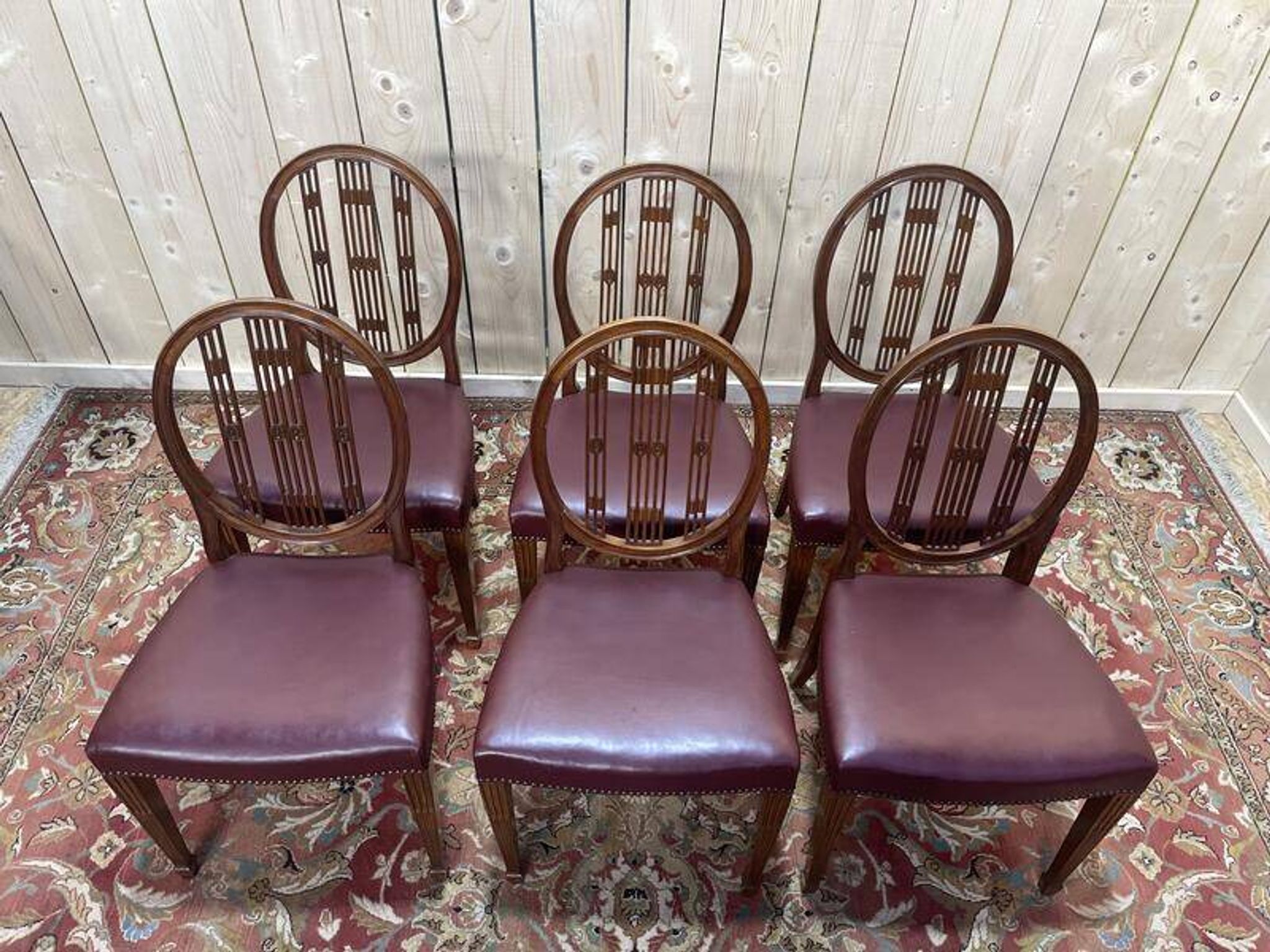 Suite de 6 chaises de style Louis XVI bordeaux