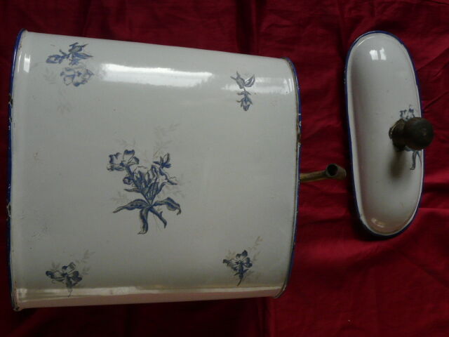 Fontaine murale en tôle émaillée décor de fleurs bleues sur fond blanc