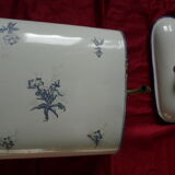 Fontaine murale en tôle émaillée décor de fleurs bleues sur fond blanc