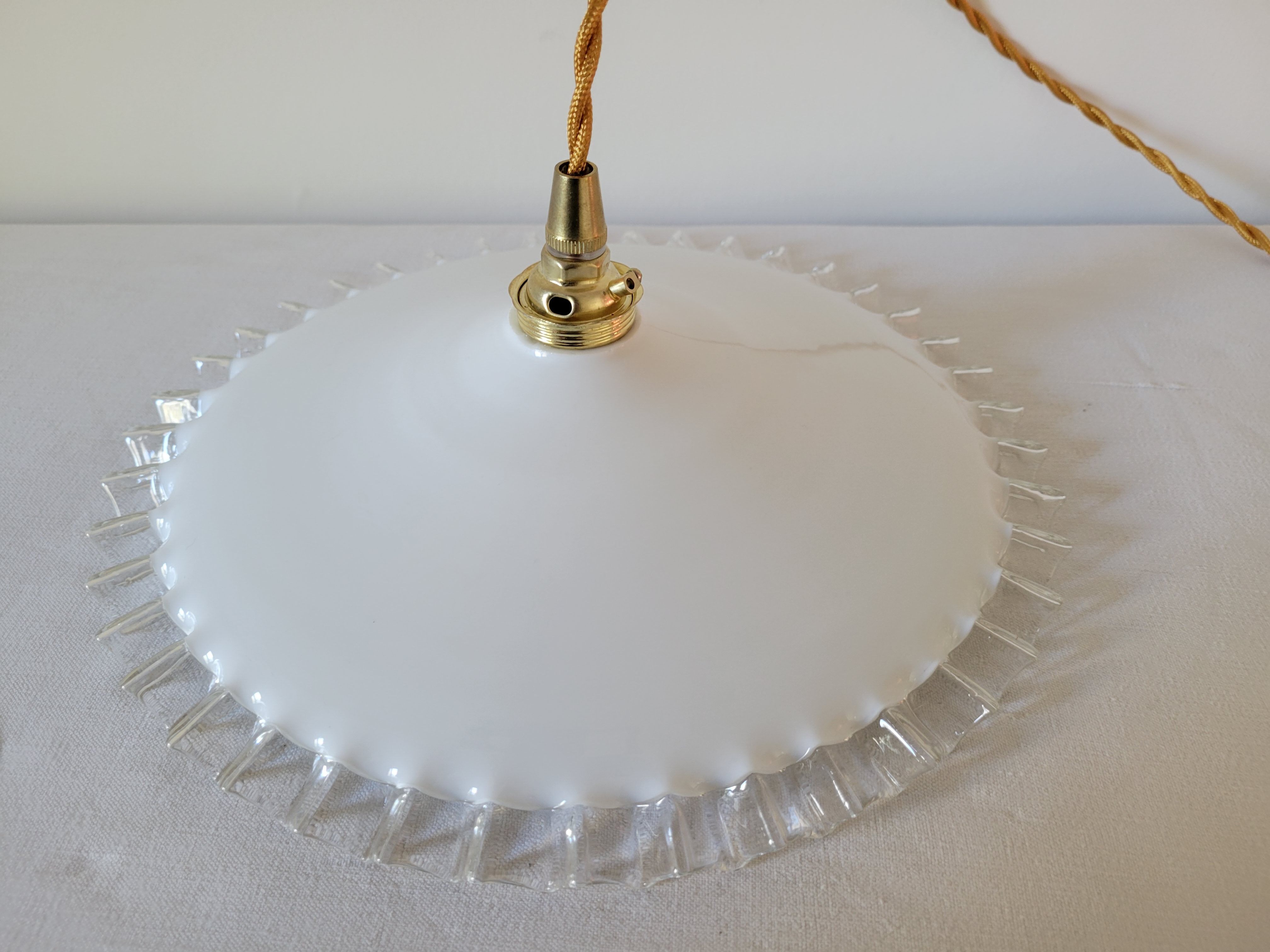 Toothed opaline suspension