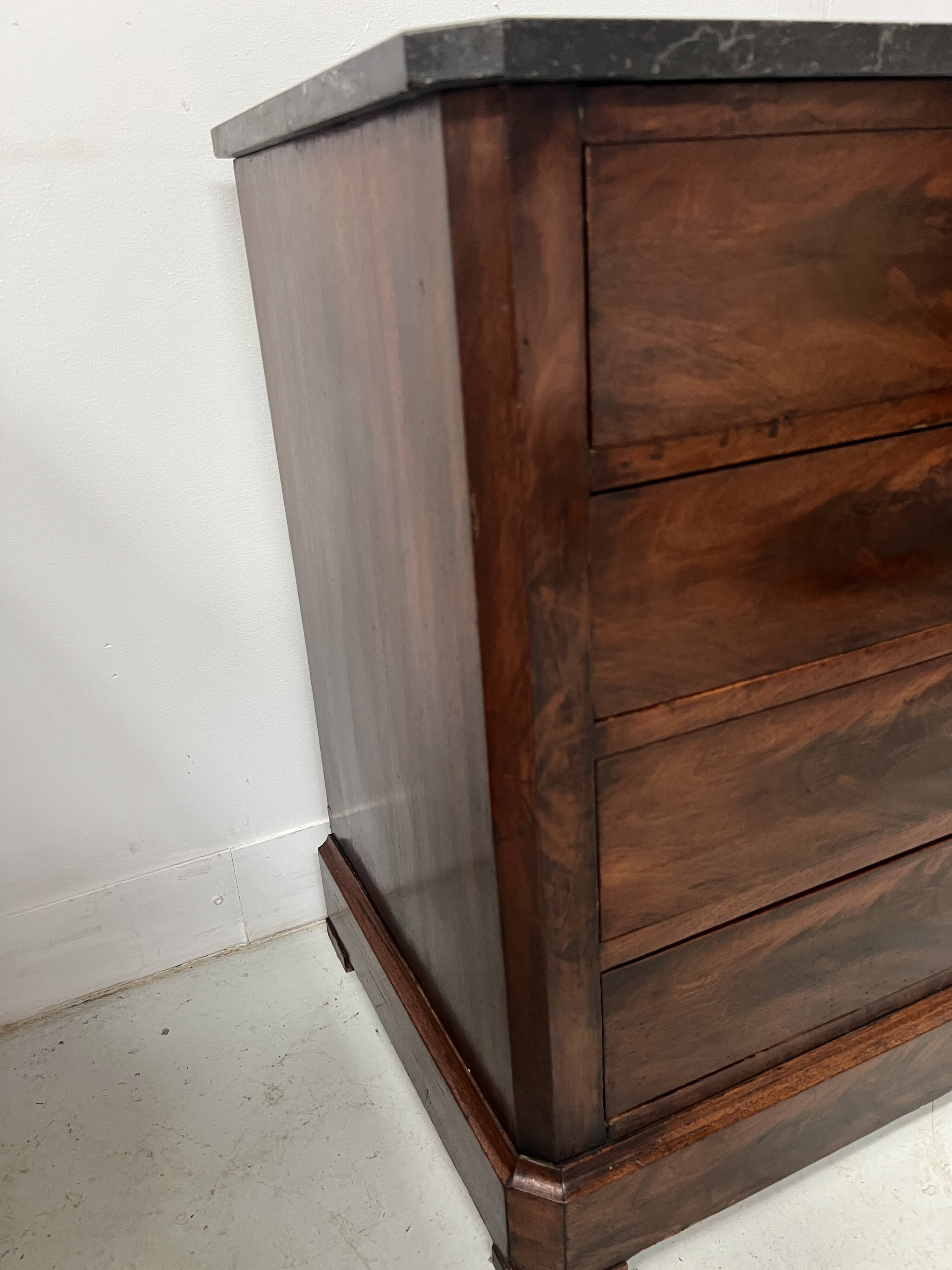 Commode en acajou de style Louis Philippe XIX siècle