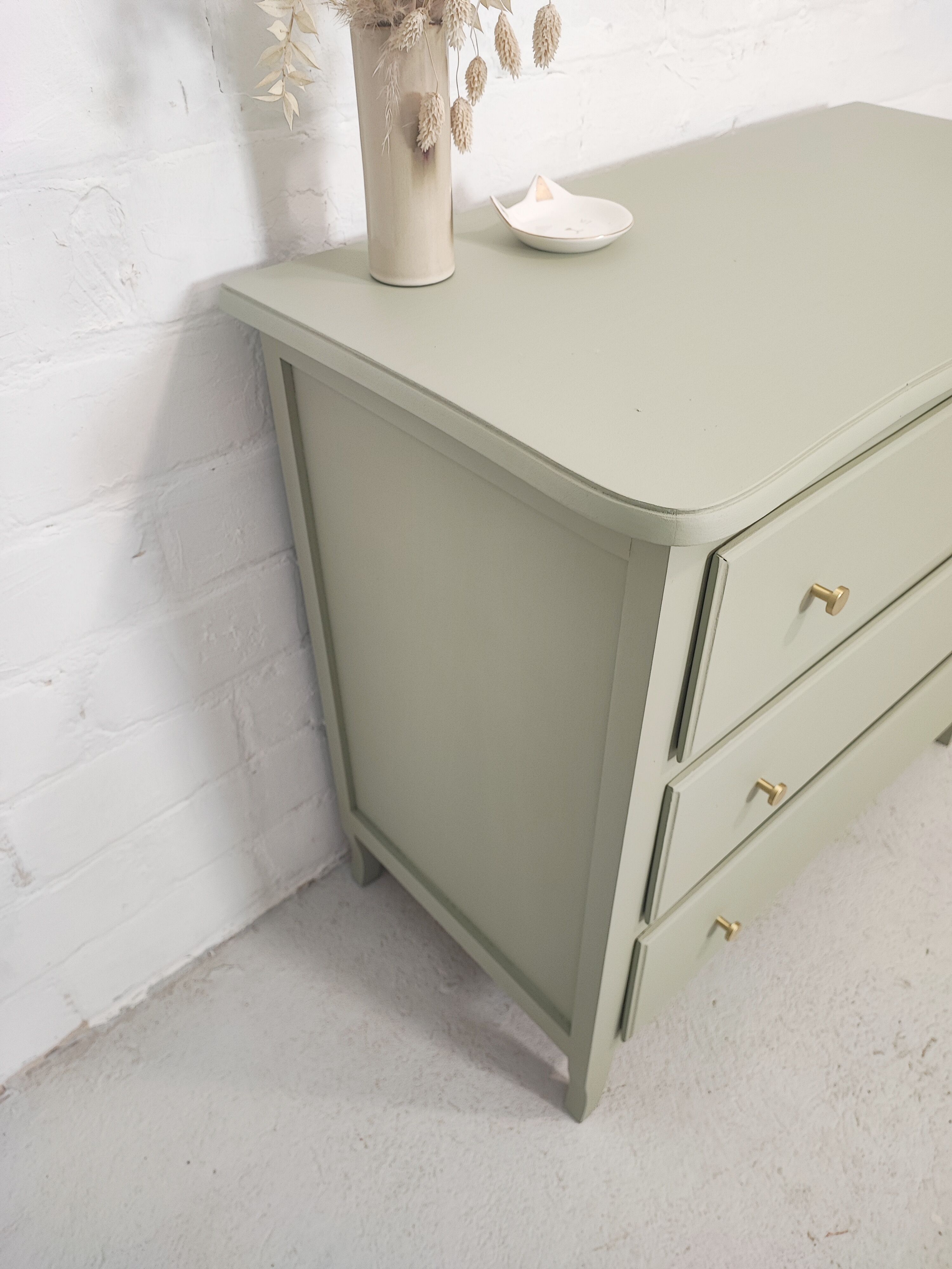 Commode vintage vert amande