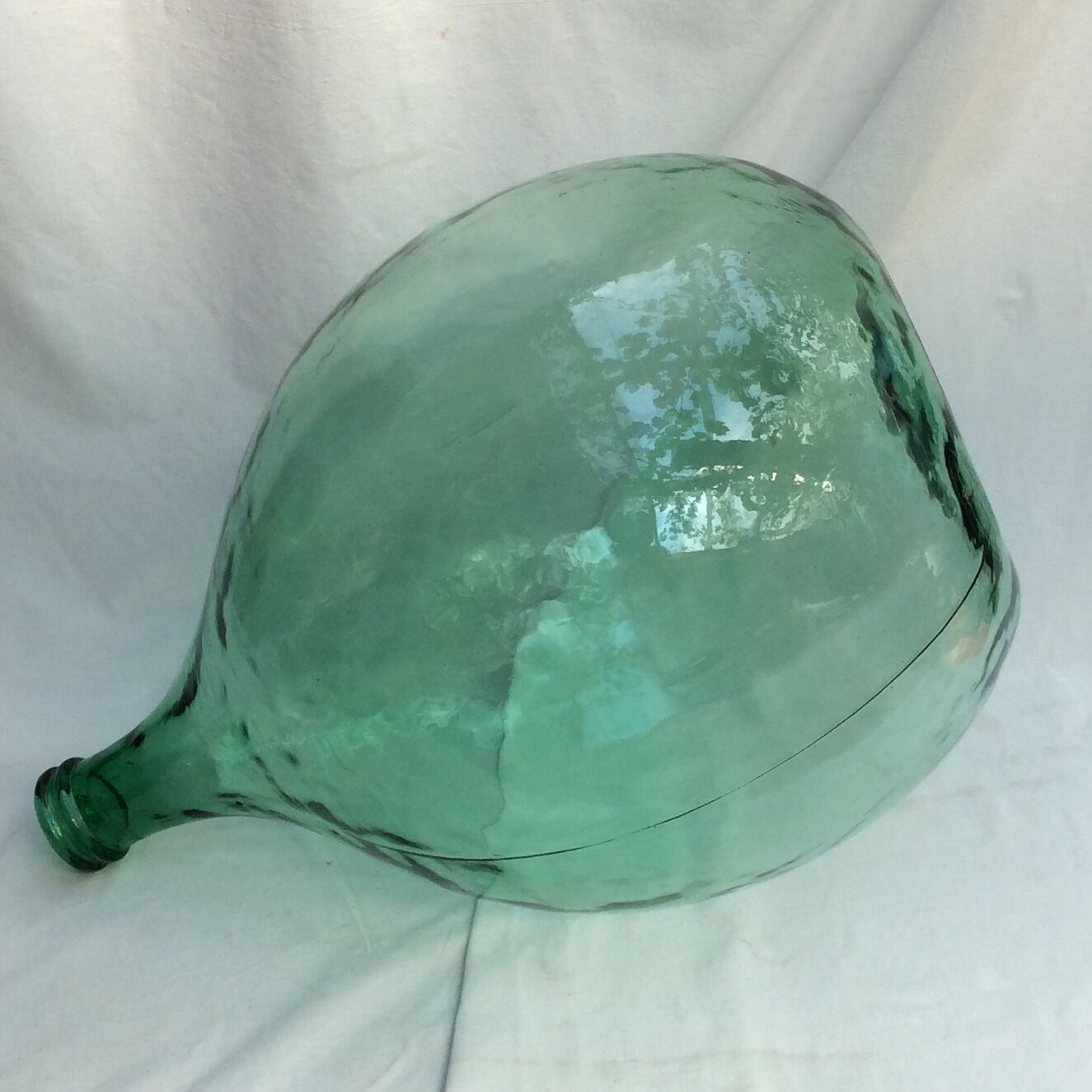 Lady Jeanne in glass 54 liters green color dimension: height -63cm- diameter -42cm-