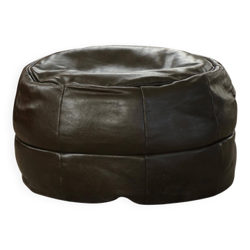 Vintage black leather pouf/ottoman with a rounded shape, French mid 20th Century.