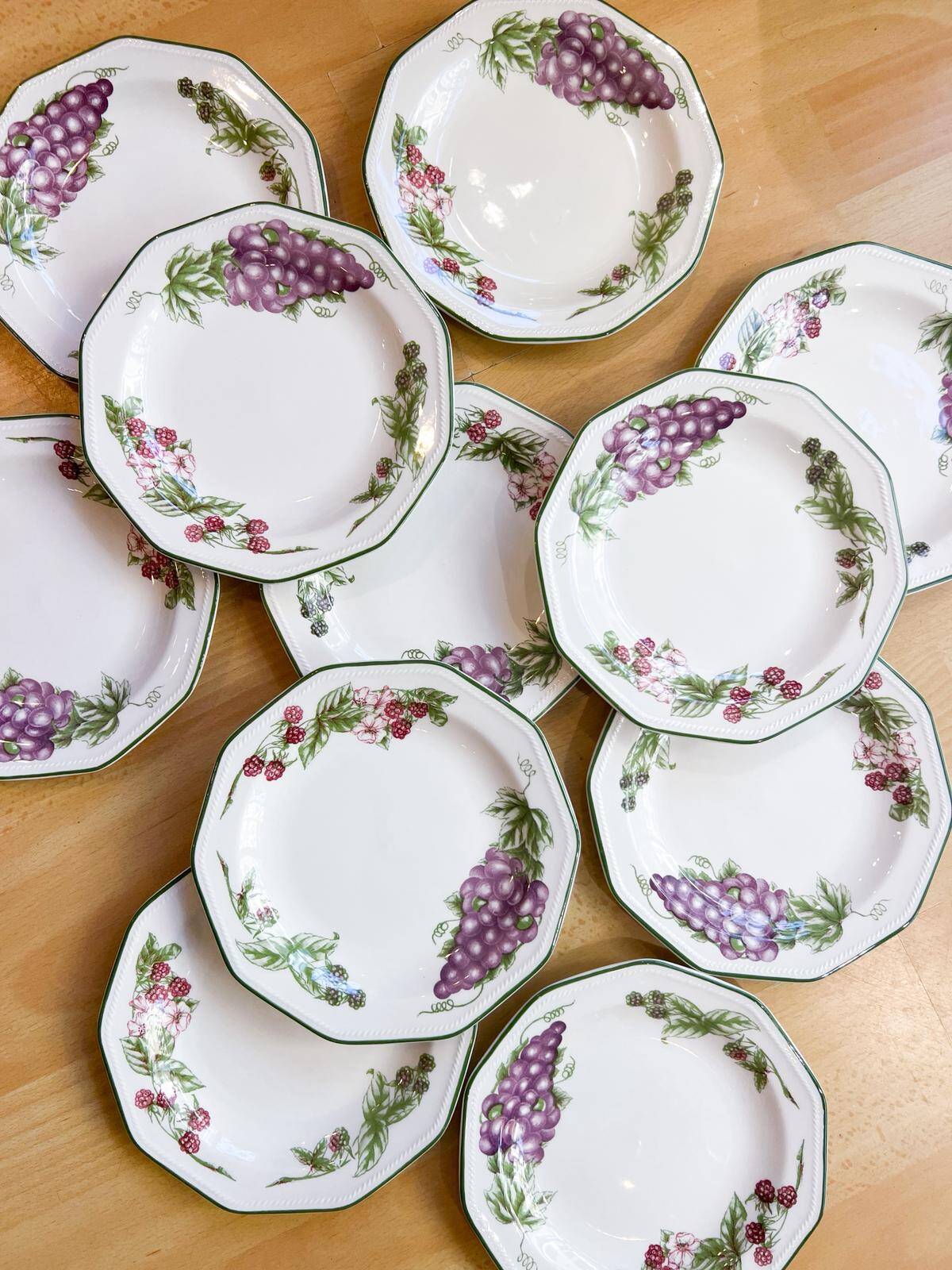 11 dessert plates Churchill - England