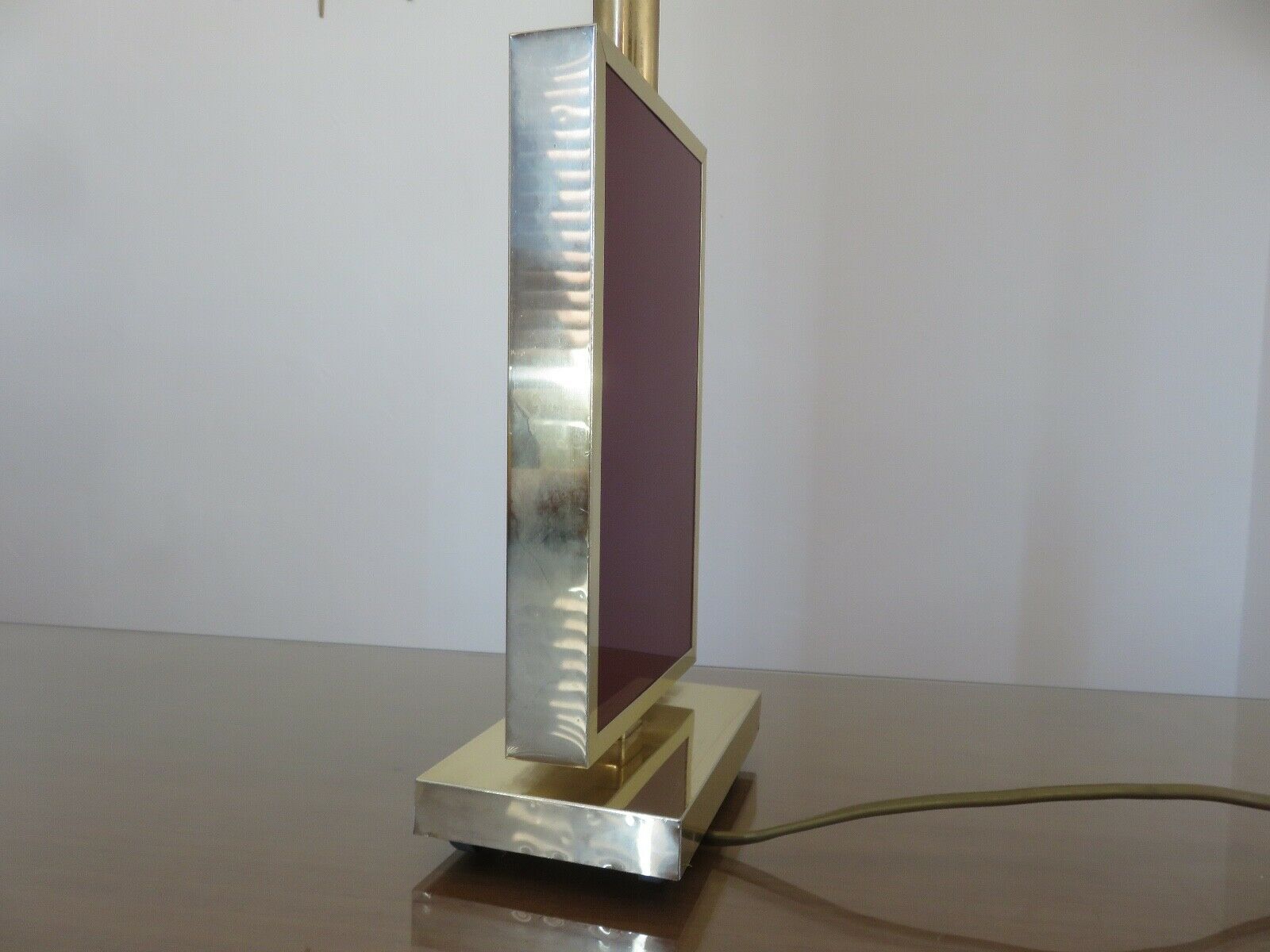 Lampe en laiton et plexiglas bordeaux années 70