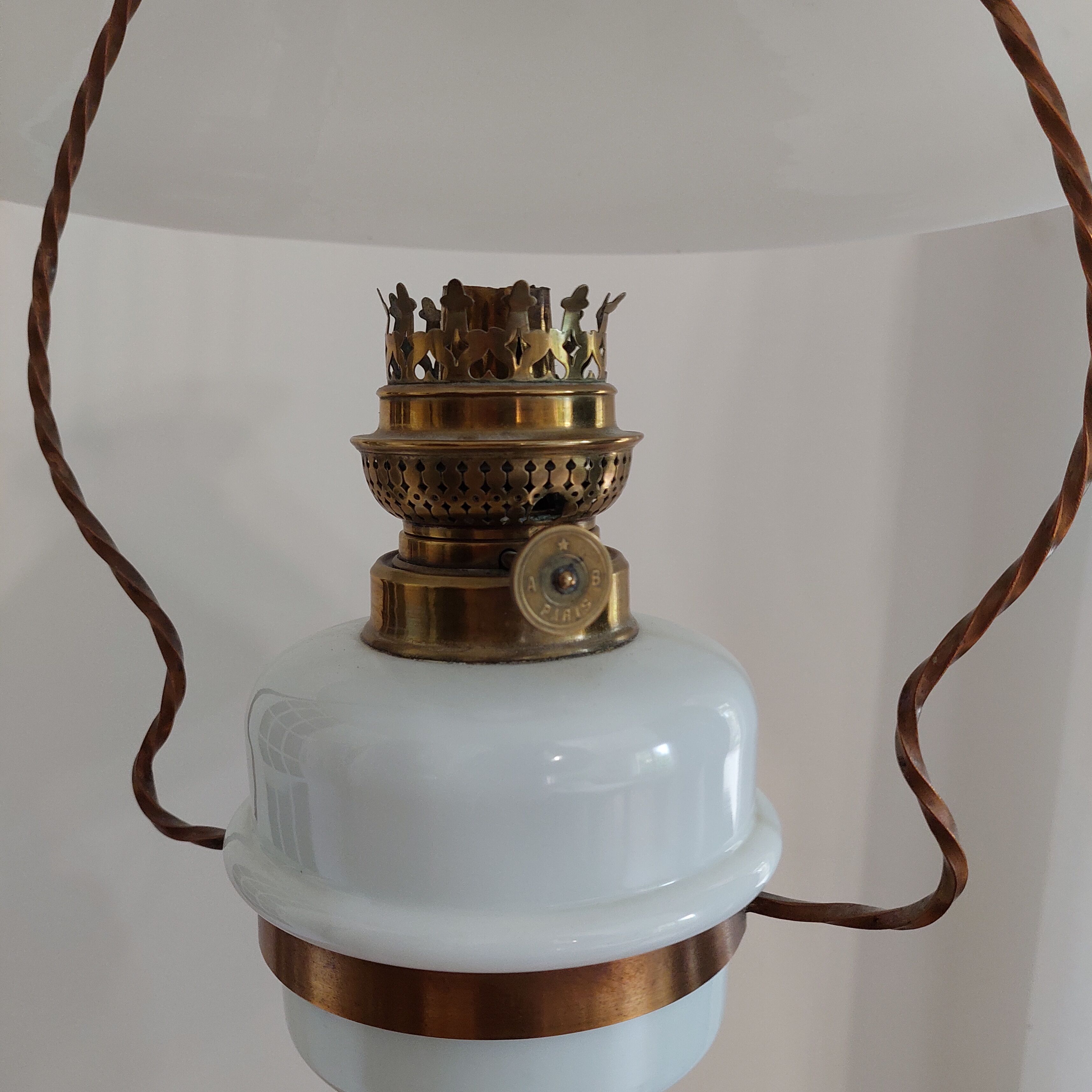 Suspension oil lamp