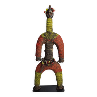 Poupée Namji, Bois, perles, métal et cauris, Art tribal, XXe, 26 cm