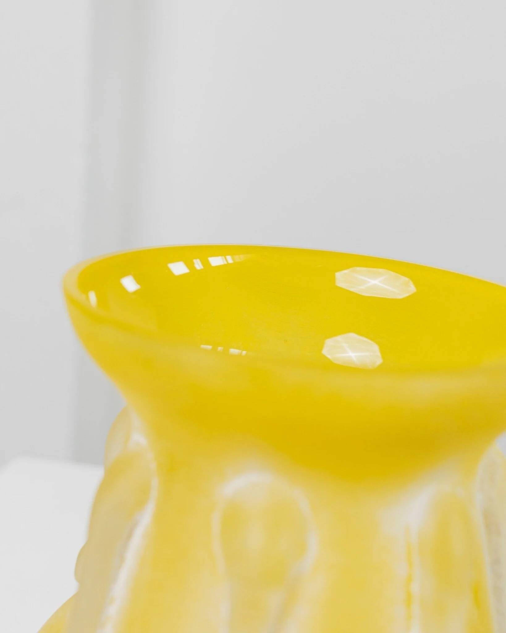 Vase en Verre Jaune Vintage – Verre Soufflé à la Bouche, Fini Mat, Années 1970, Style Italien du Milieu du Siècle