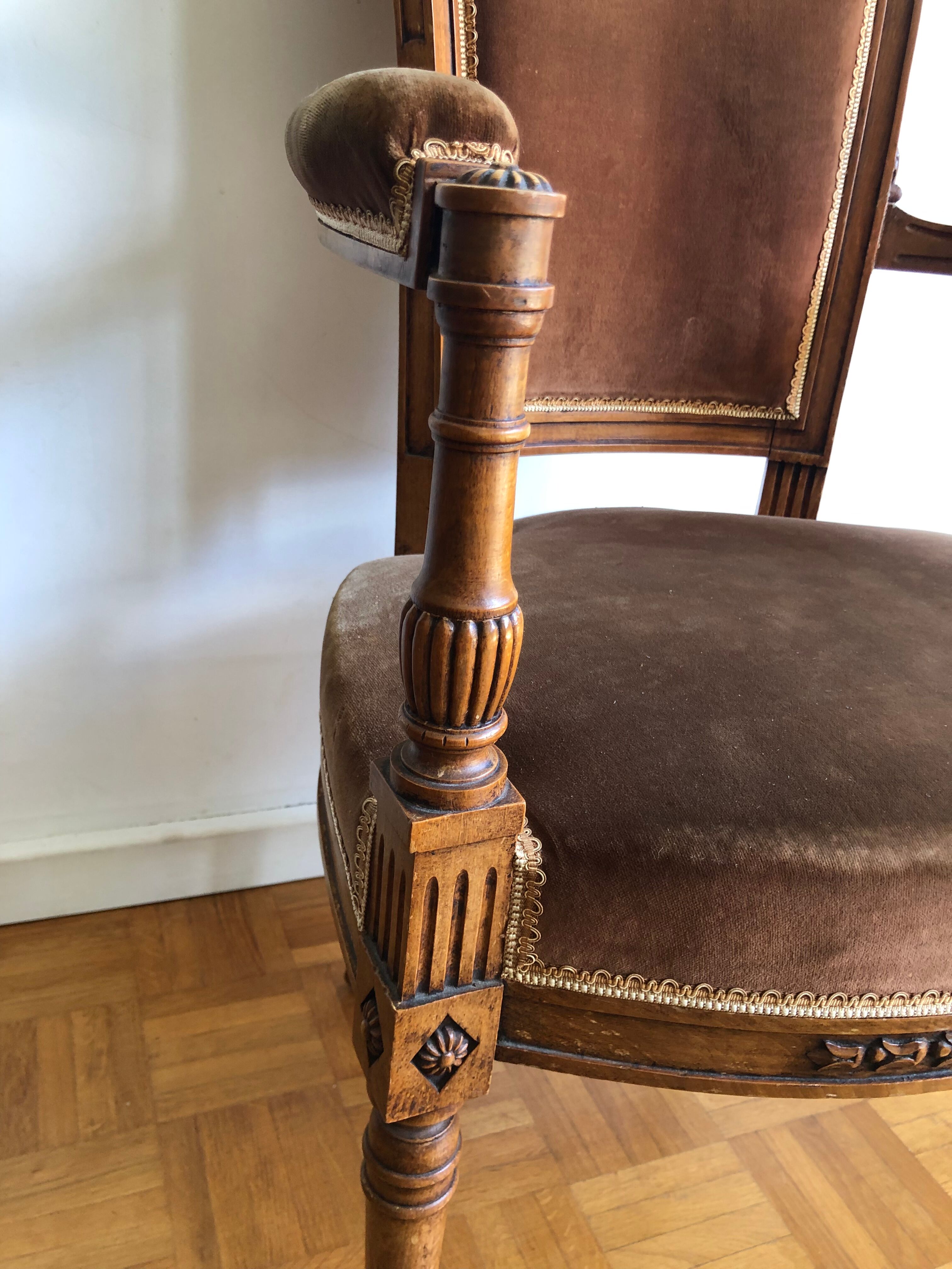 Fauteuil style directoire velours marron