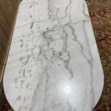 Table bistrot avec plateau ovale en marbre