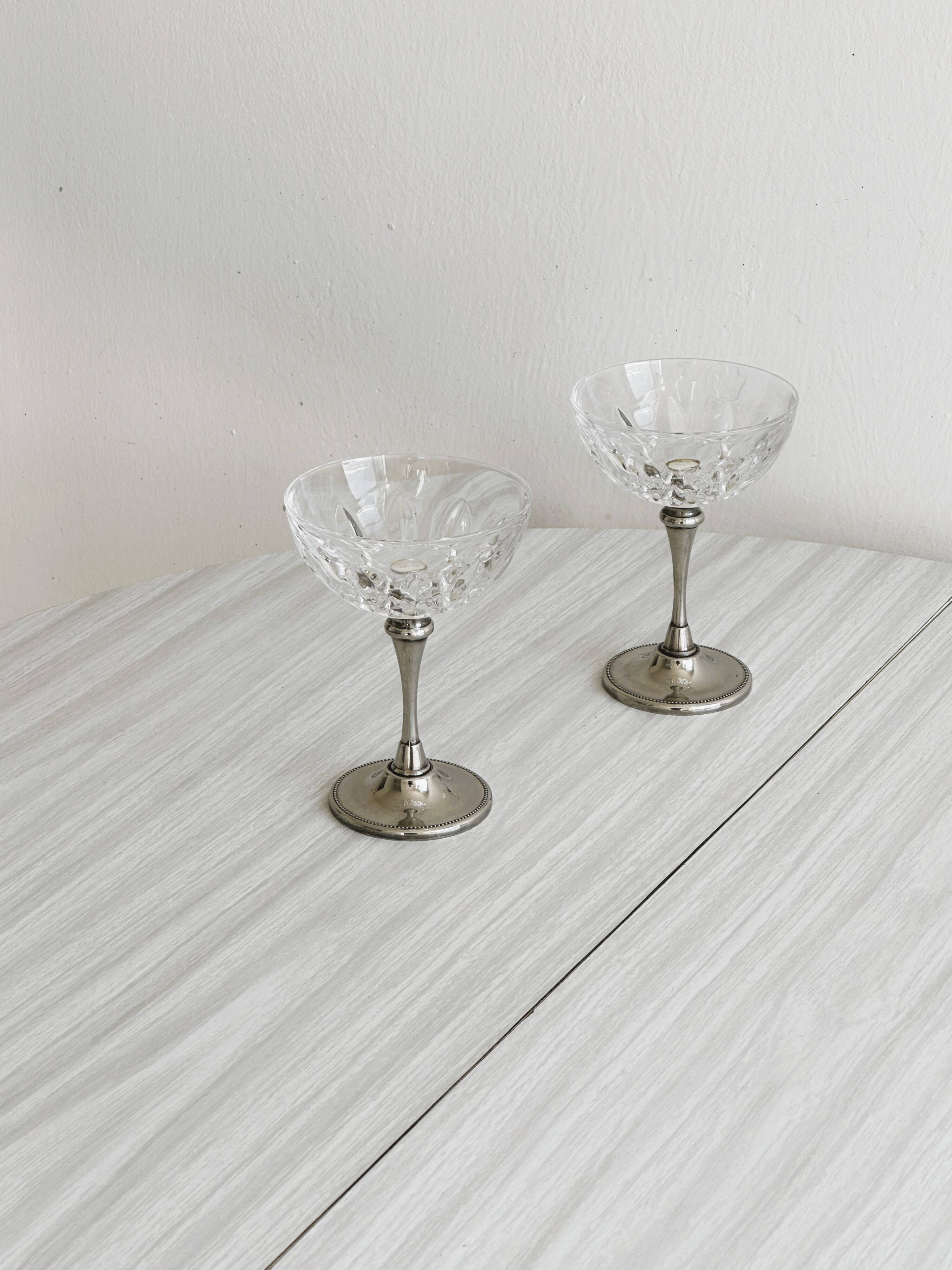 Set of 2 vintage glasses in metal and thick chiseled glass