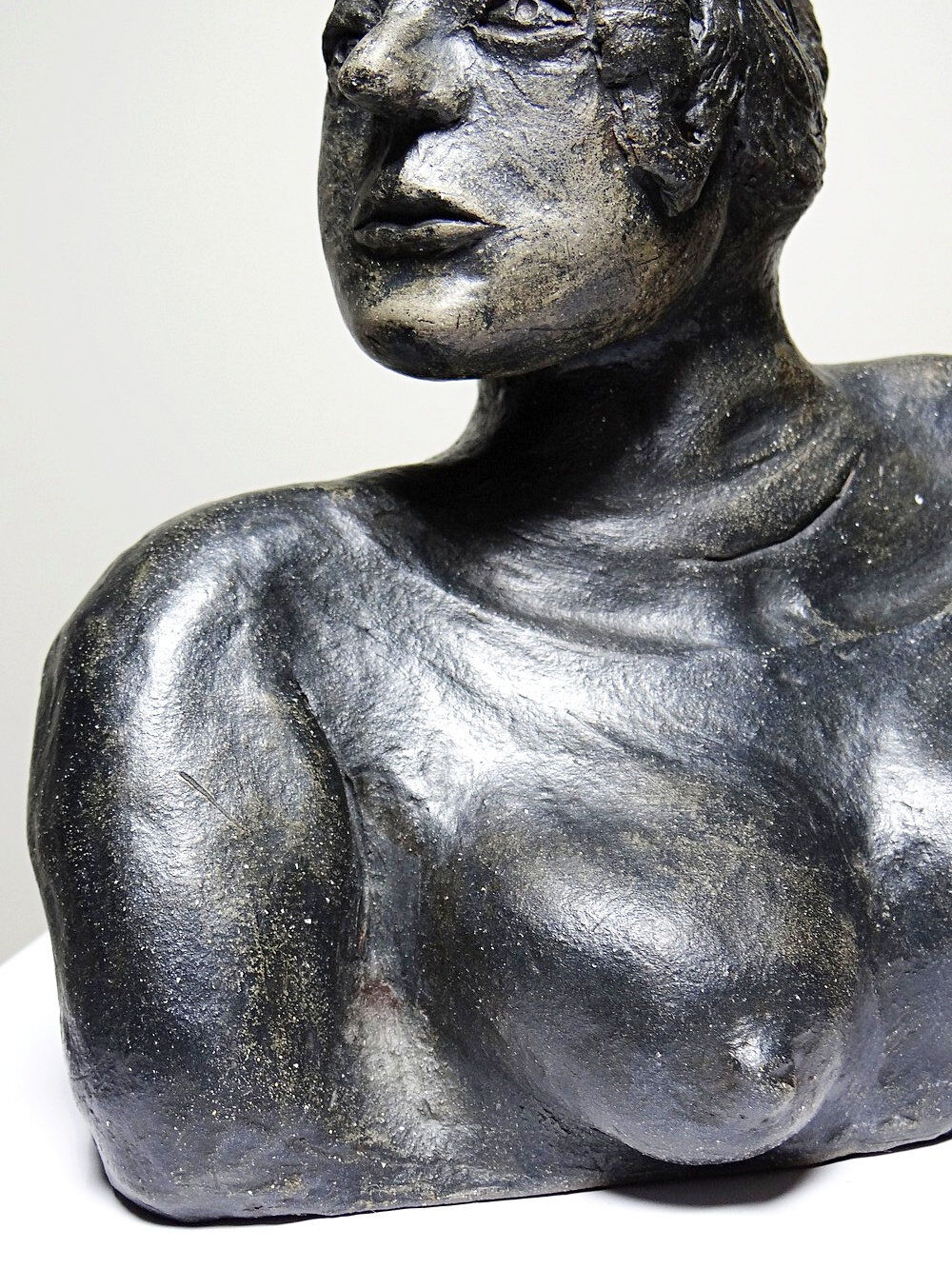 20th-century ceramic bust of a woman, art craft to be identified.