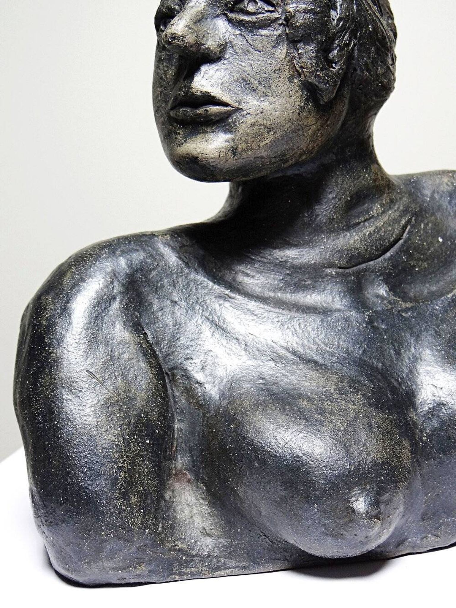 Buste de femme en céramique, XXème s.