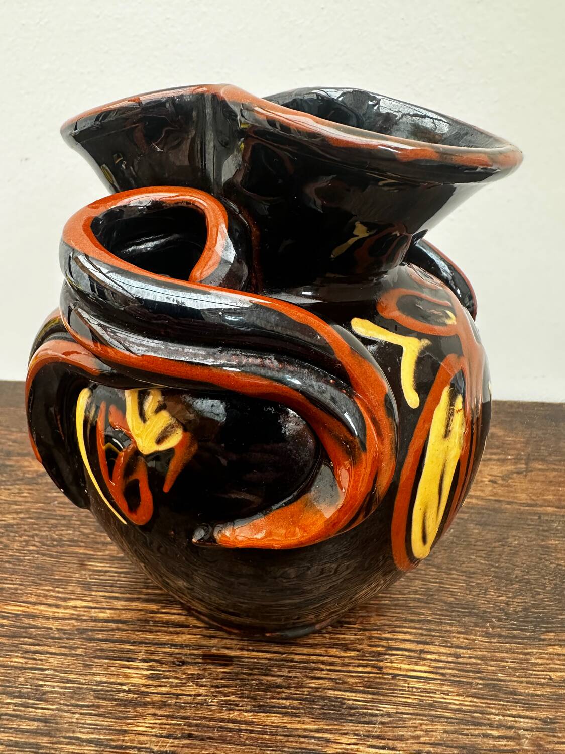Vintage Round and Twisted Vase - Black Background and Floral Decoration H 16 cm