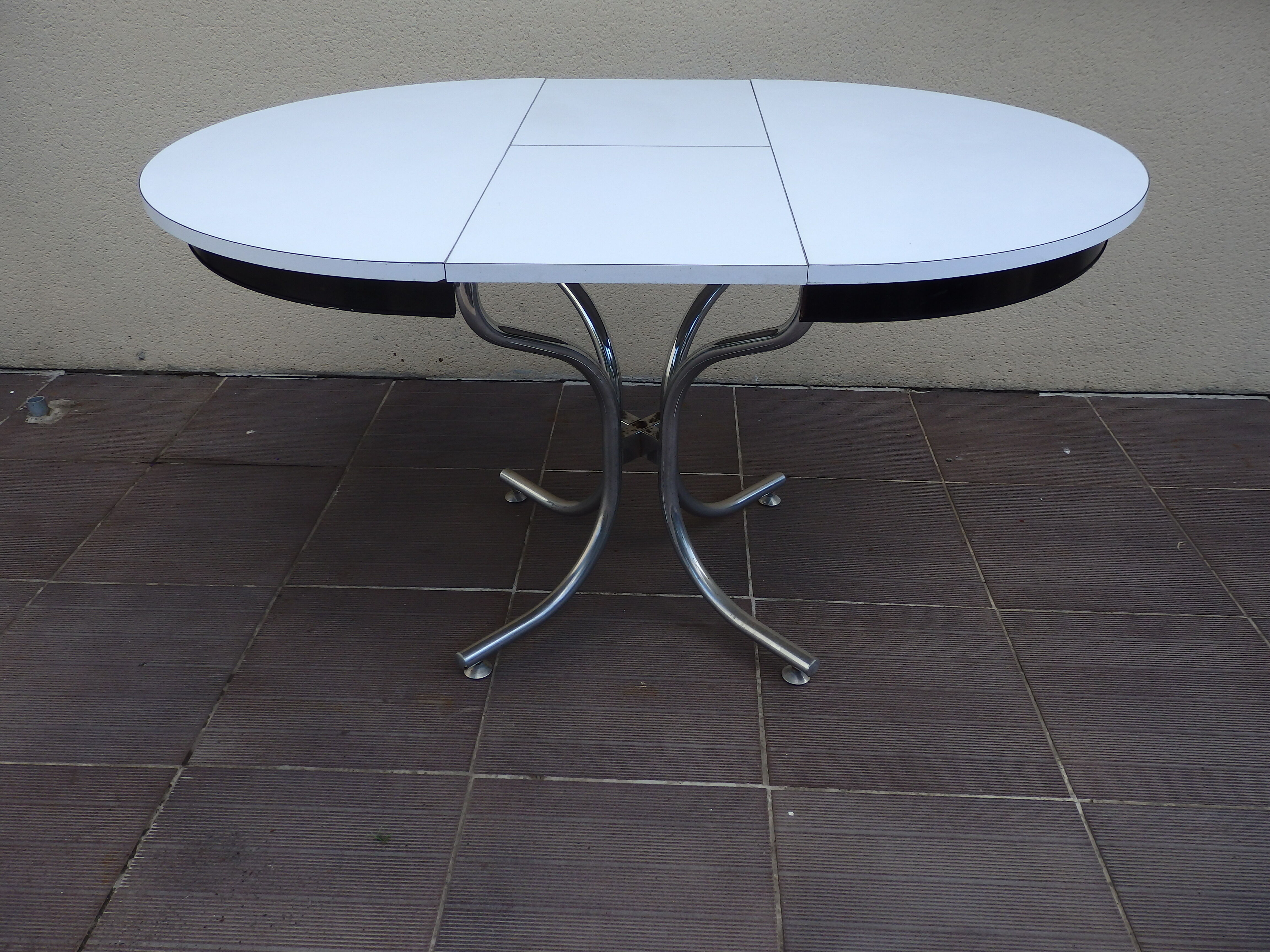 Round formica table with vintage year extension 60 70