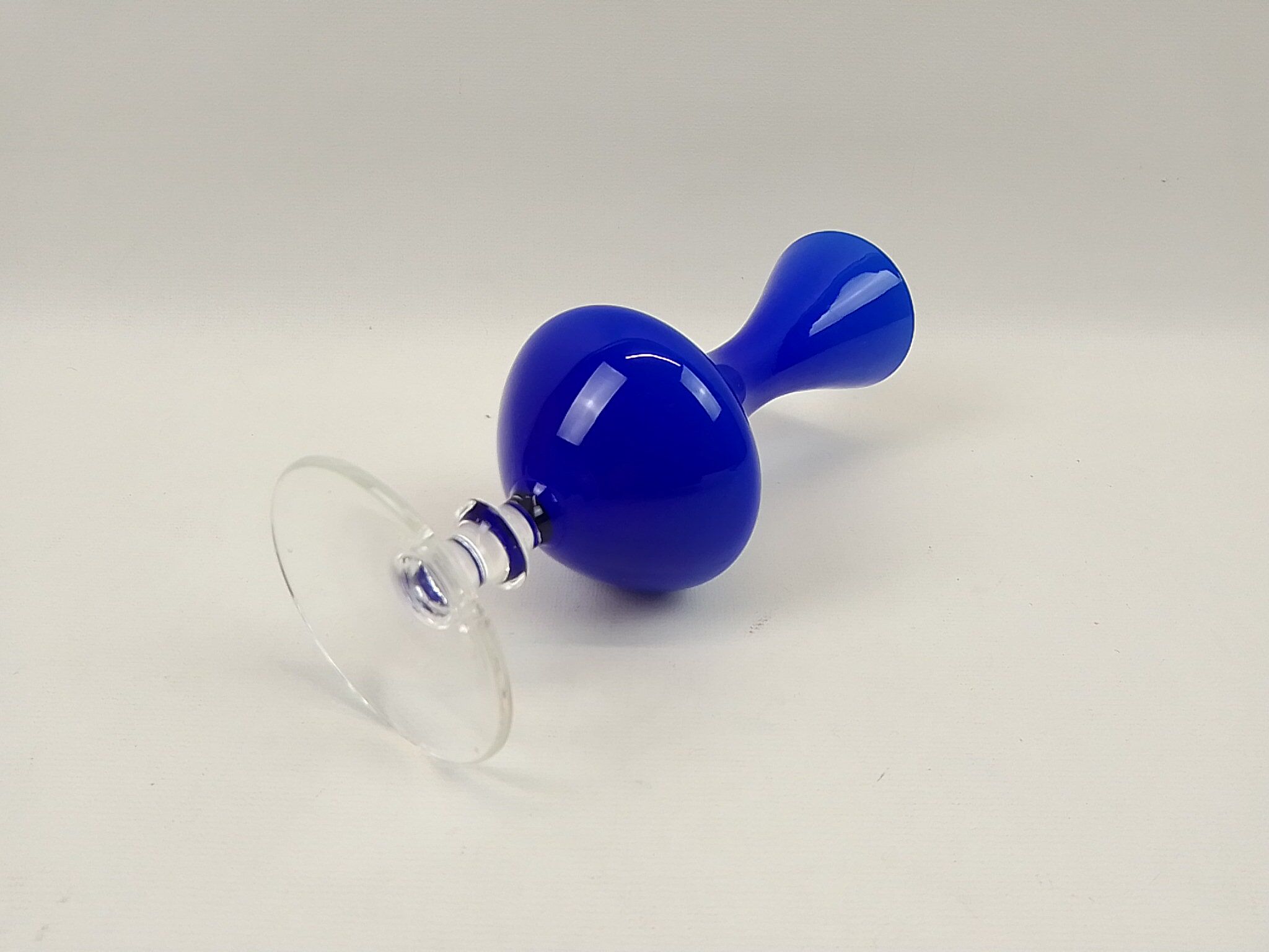 Soliflore in white interior blue glass 17cm