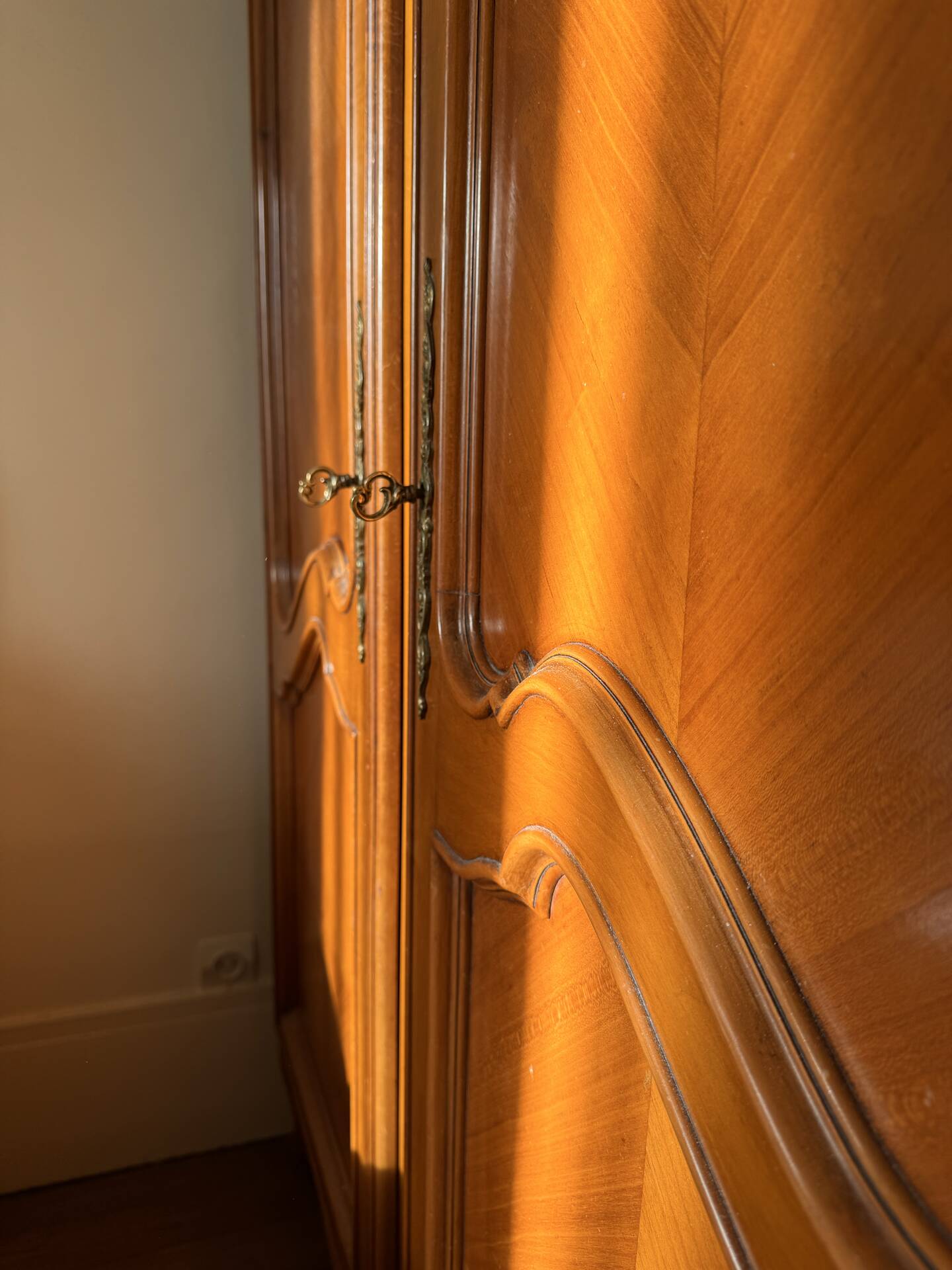 Armoire à 2 portes de style Louis XV