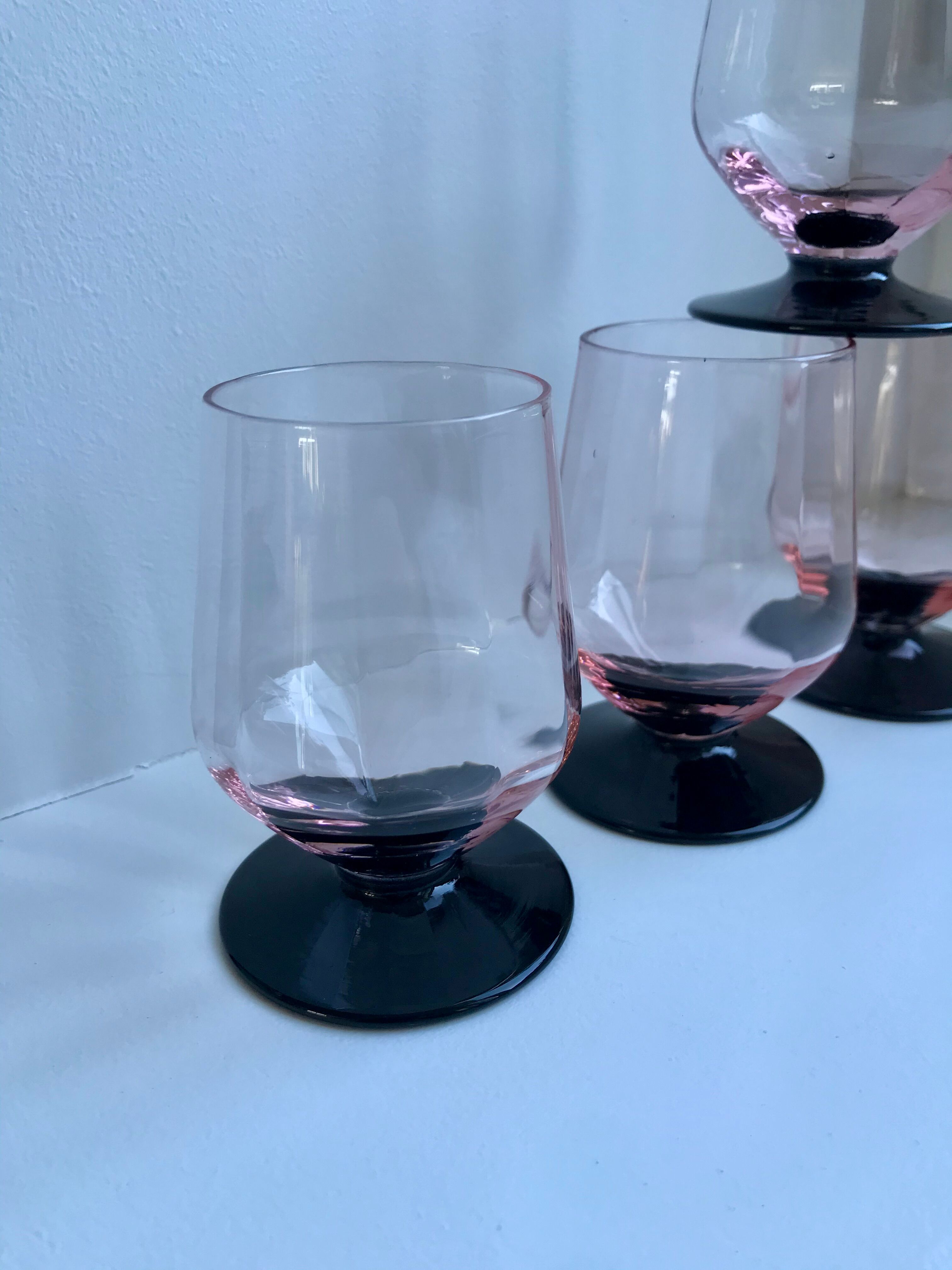 Set of 4 glasses with pink feet and black feet Art Deco 30s