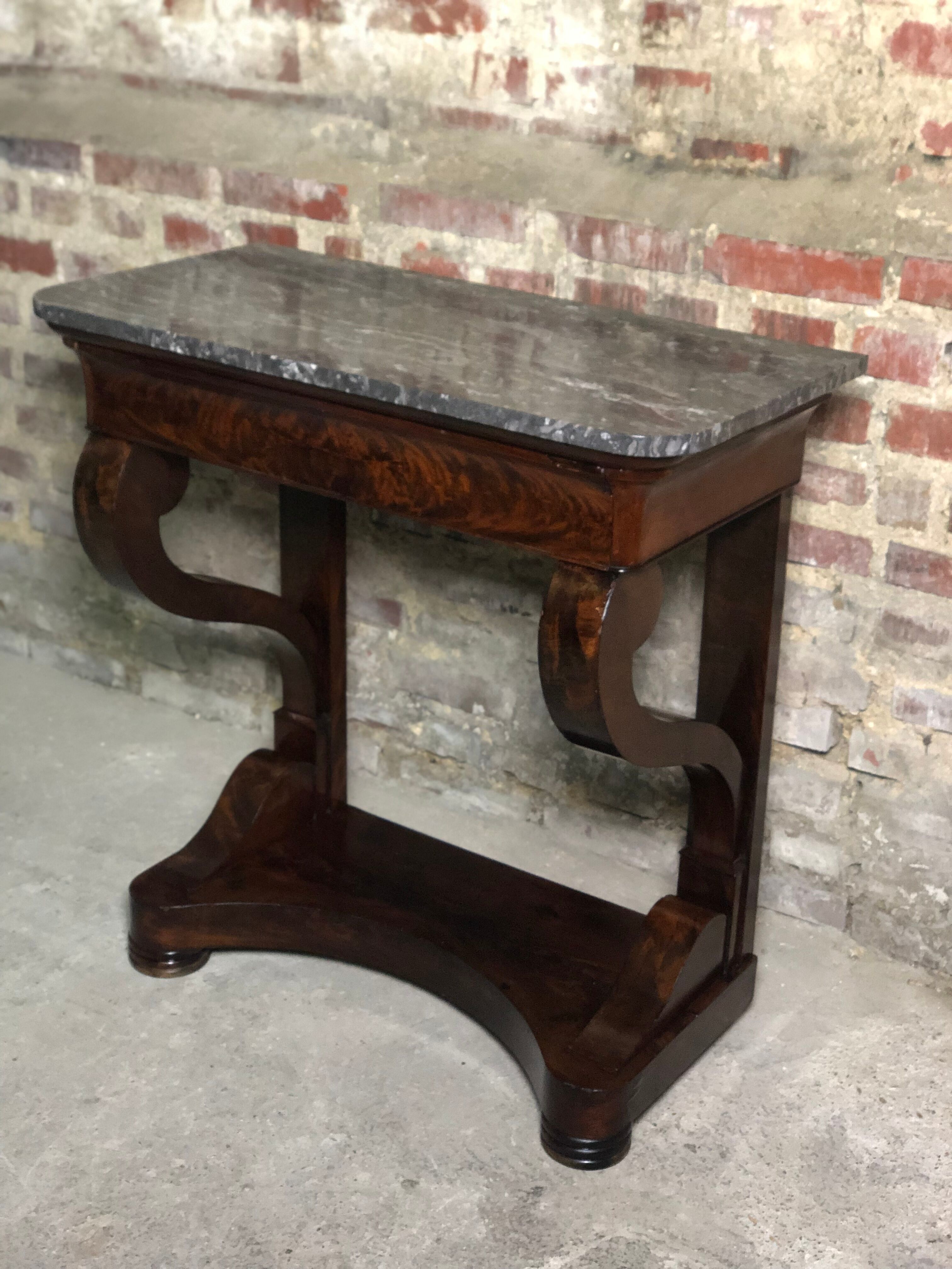 Console era restoration in mahogany veneer with St. Anne marble top.