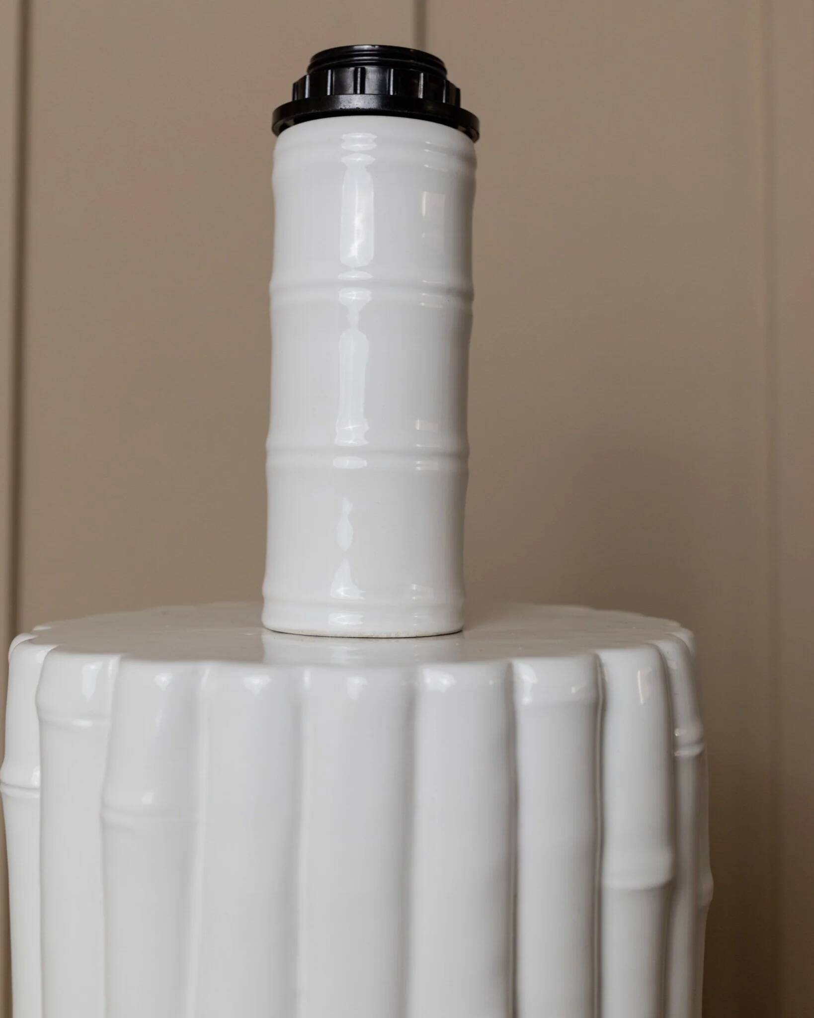 Tommaso Barbi white ceramic table lamp with bamboo-look texture, Italian 1970s Hollywood Regency