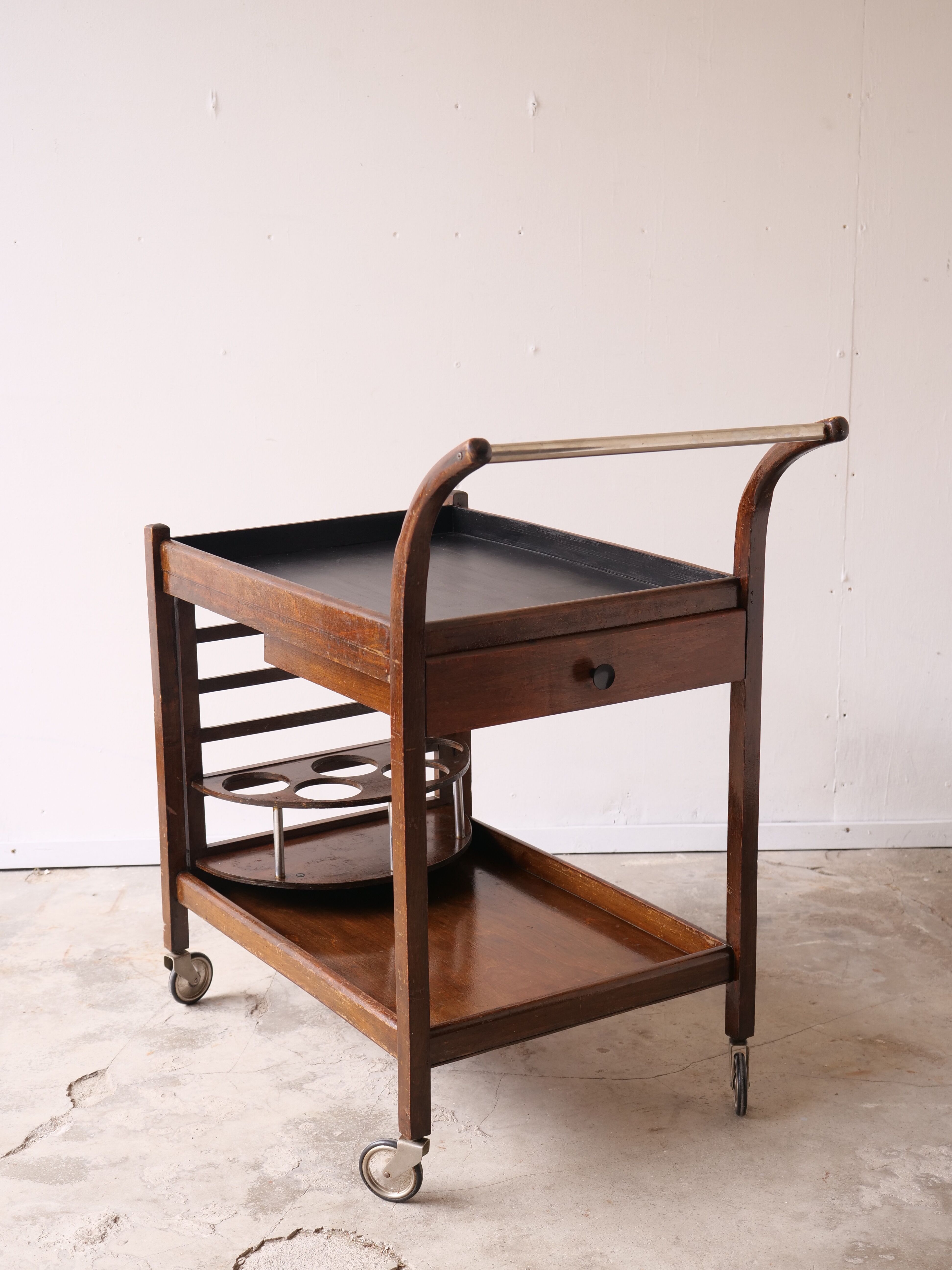 Serving art deco tork