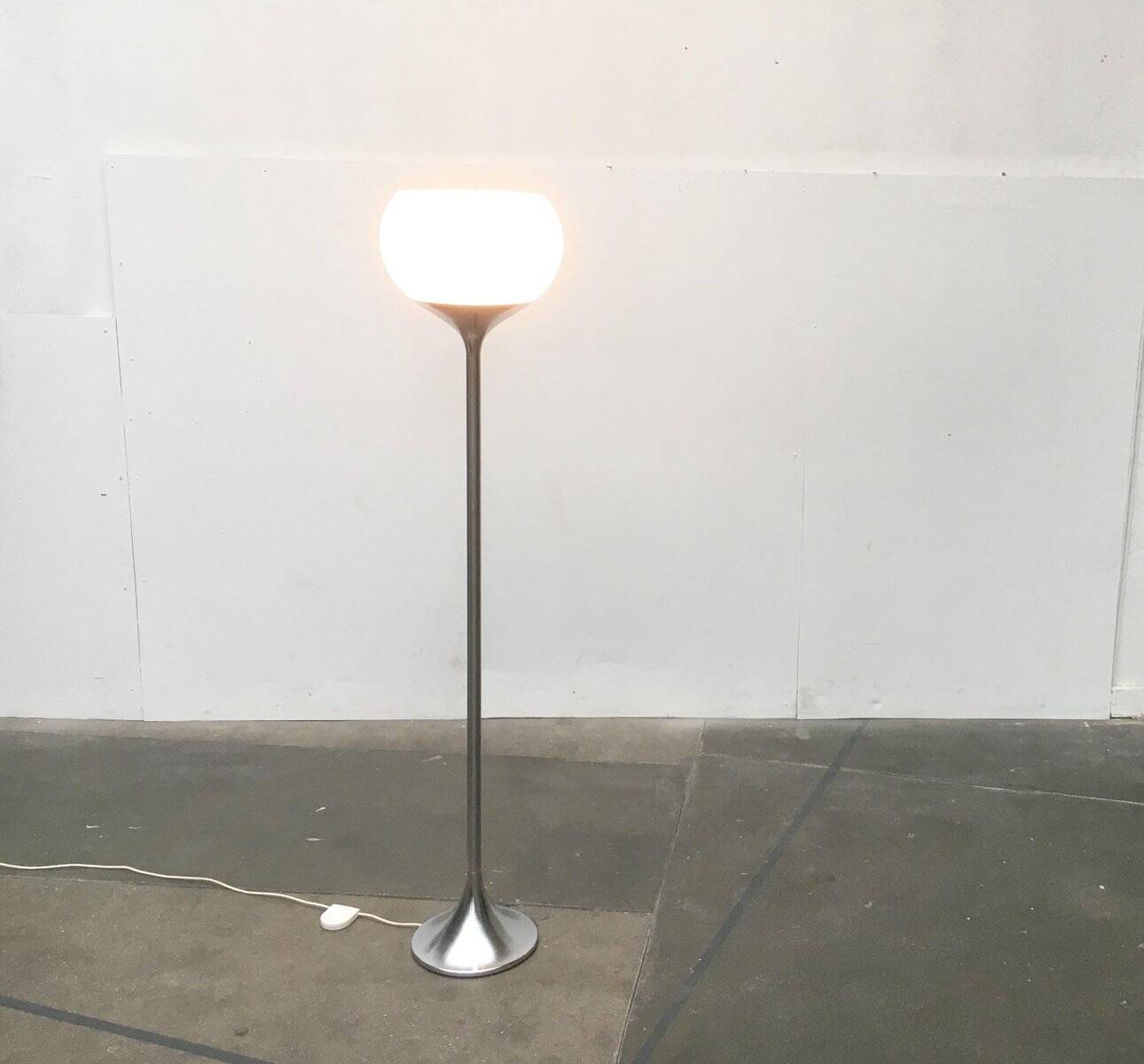 Flash floor lamp from the Italian mid-century space age by Guzzini.