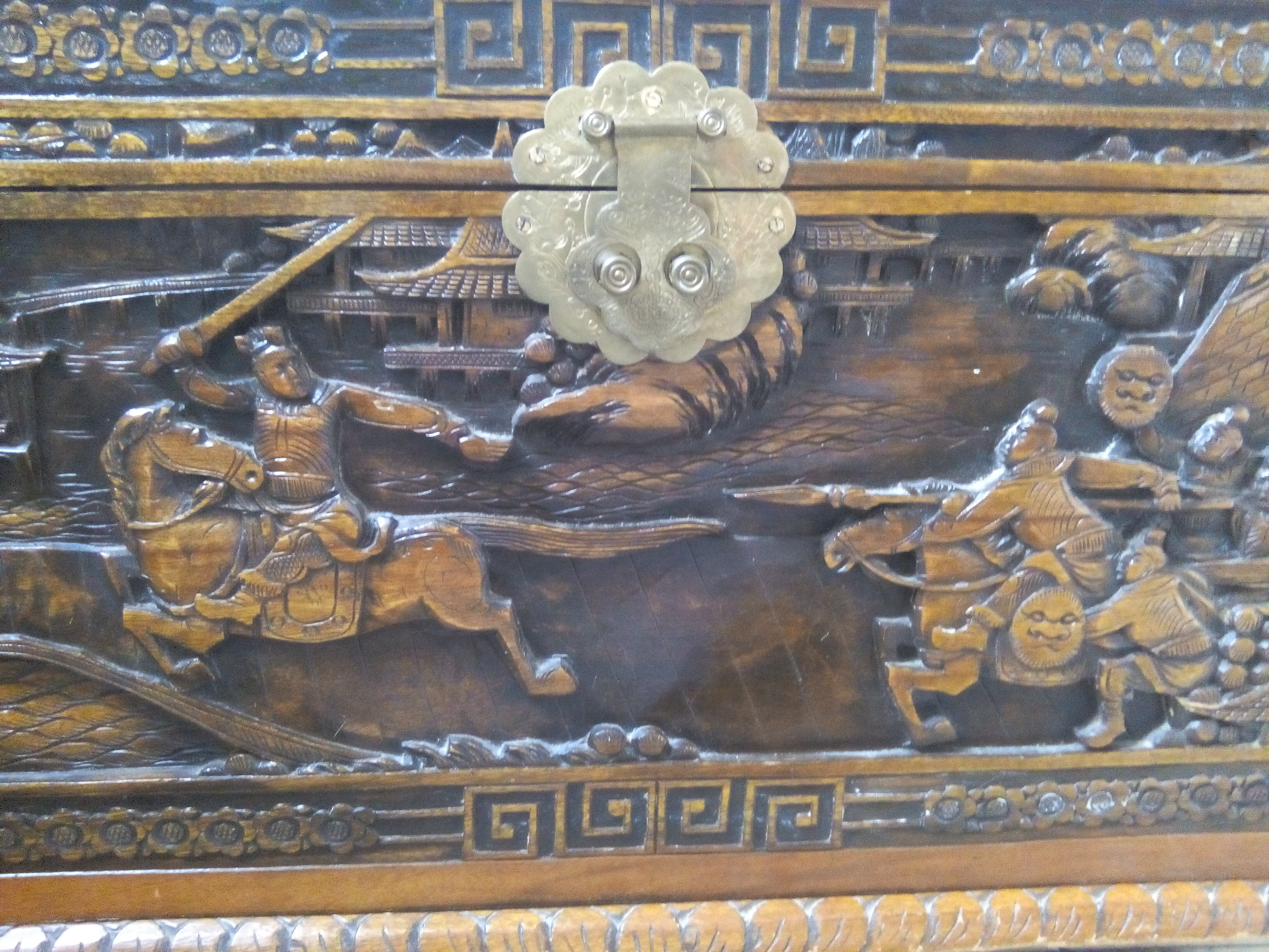 Coffre Indochinois en camphrier sculpté