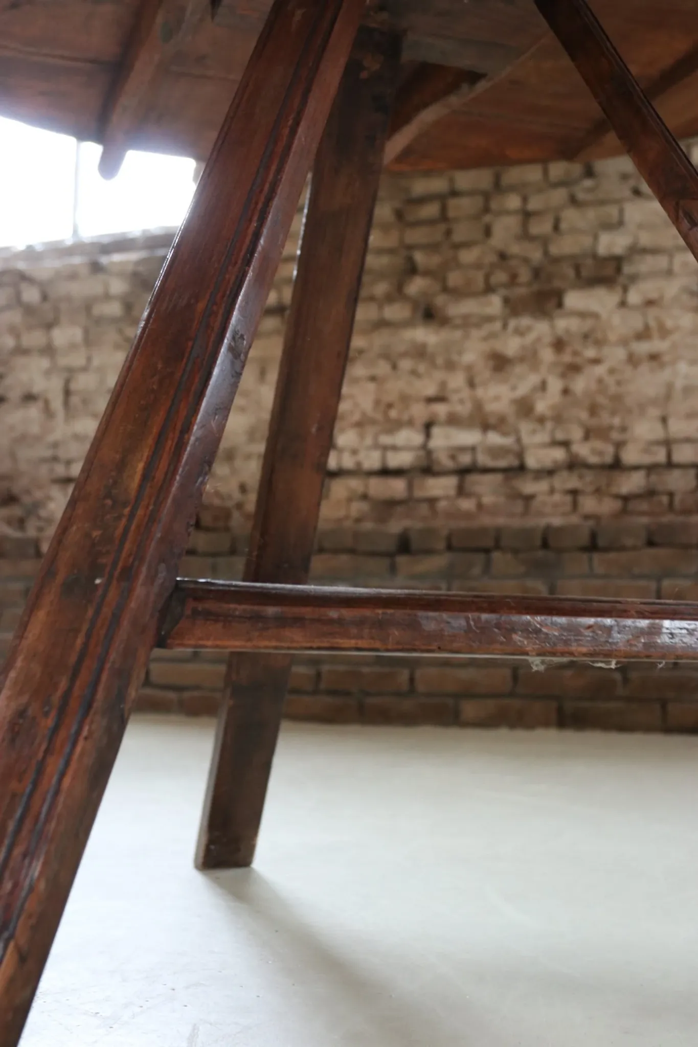 Large round pine three-legged table – cricket table, Ø 110 cm