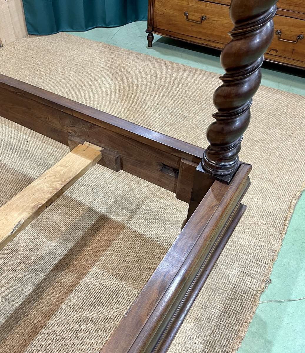 Louis XIII four-poster bed in walnut and poplar