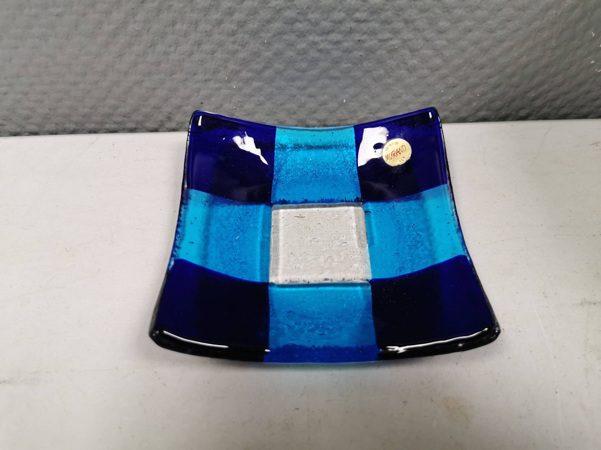 Petit bol/plat en verre de Murano de différentes nuances de bleu.