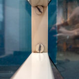 Table en cristal, miroir et laiton laqué, Italie des années 70