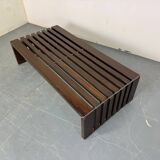 Table basse à lattes en bois et métal de style moderniste du milieu du siècle