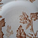Assiettes anciennes en faïence terre de fer accompagnées de plats