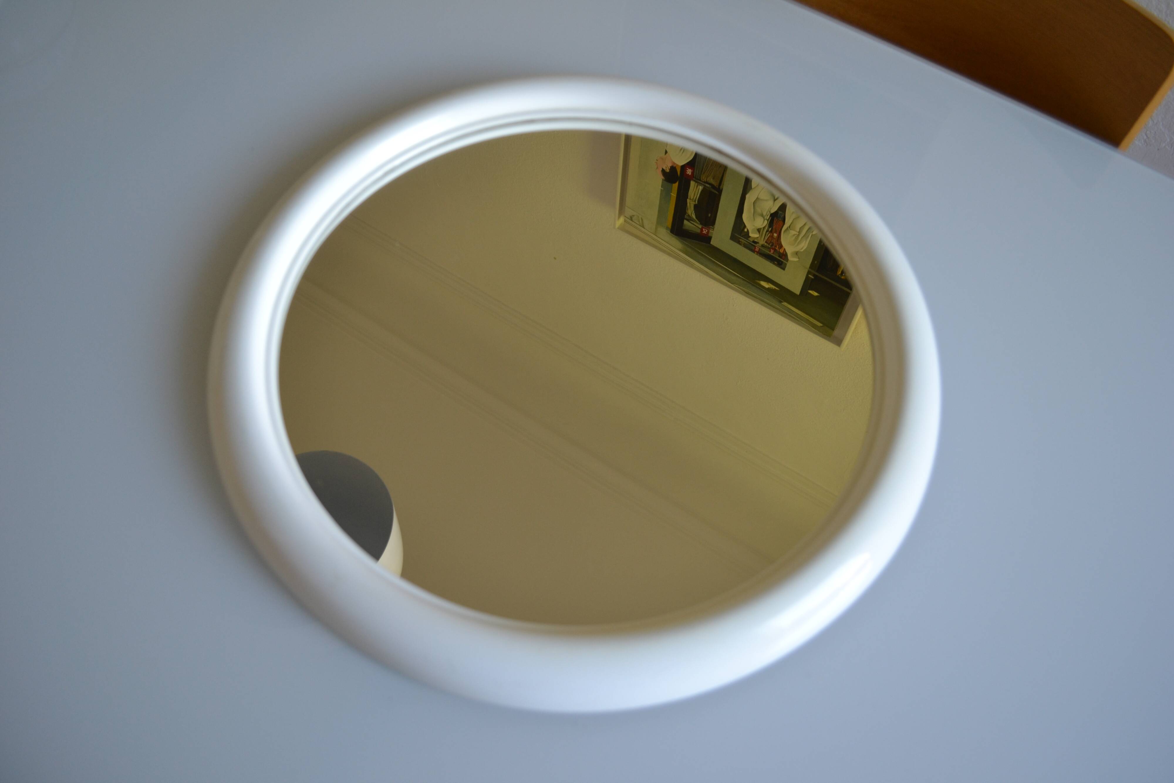 Round white plastic mirror 1970s 1970s France