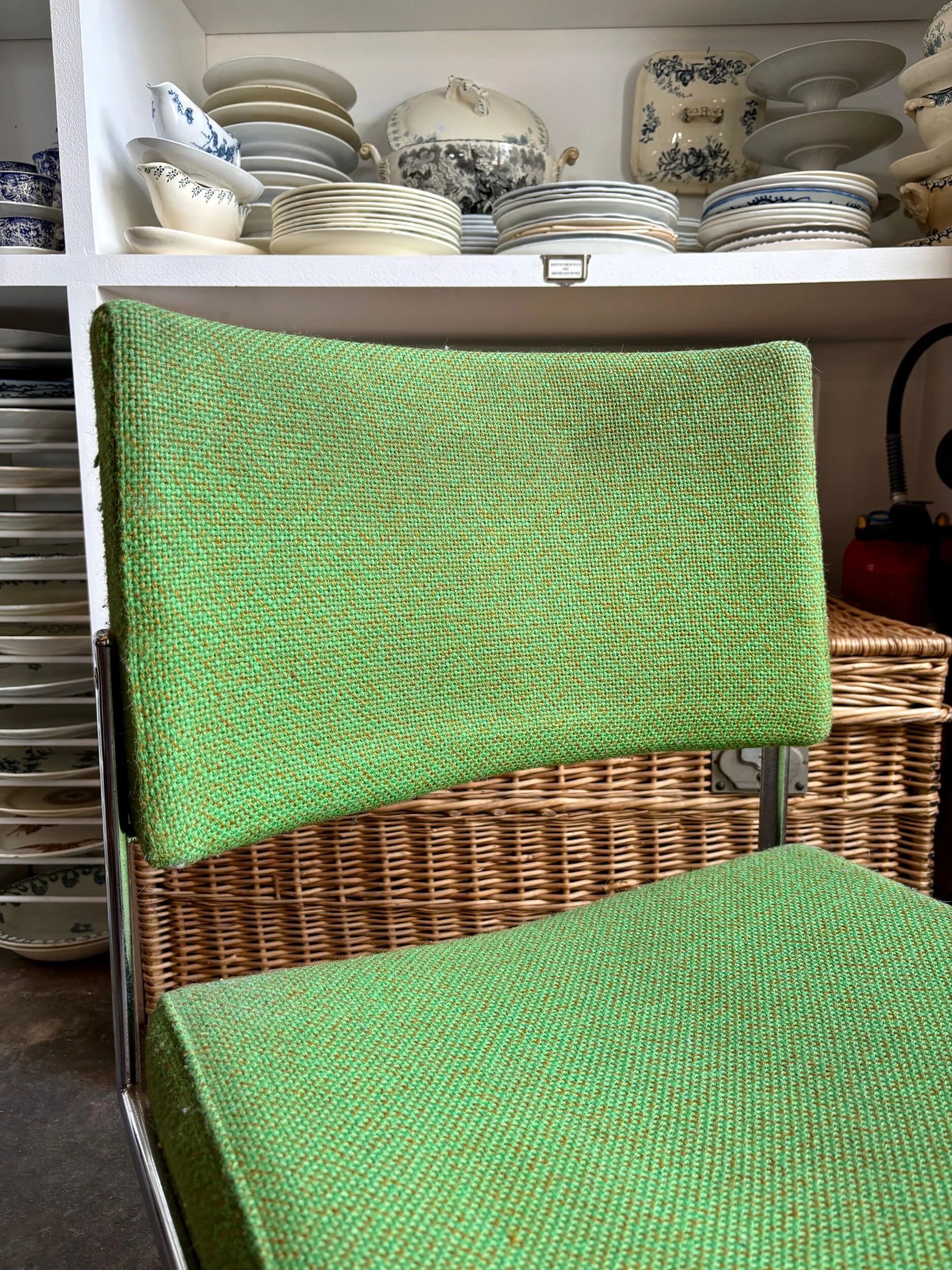 Chaise de bureau en tissu vert et métal chromé