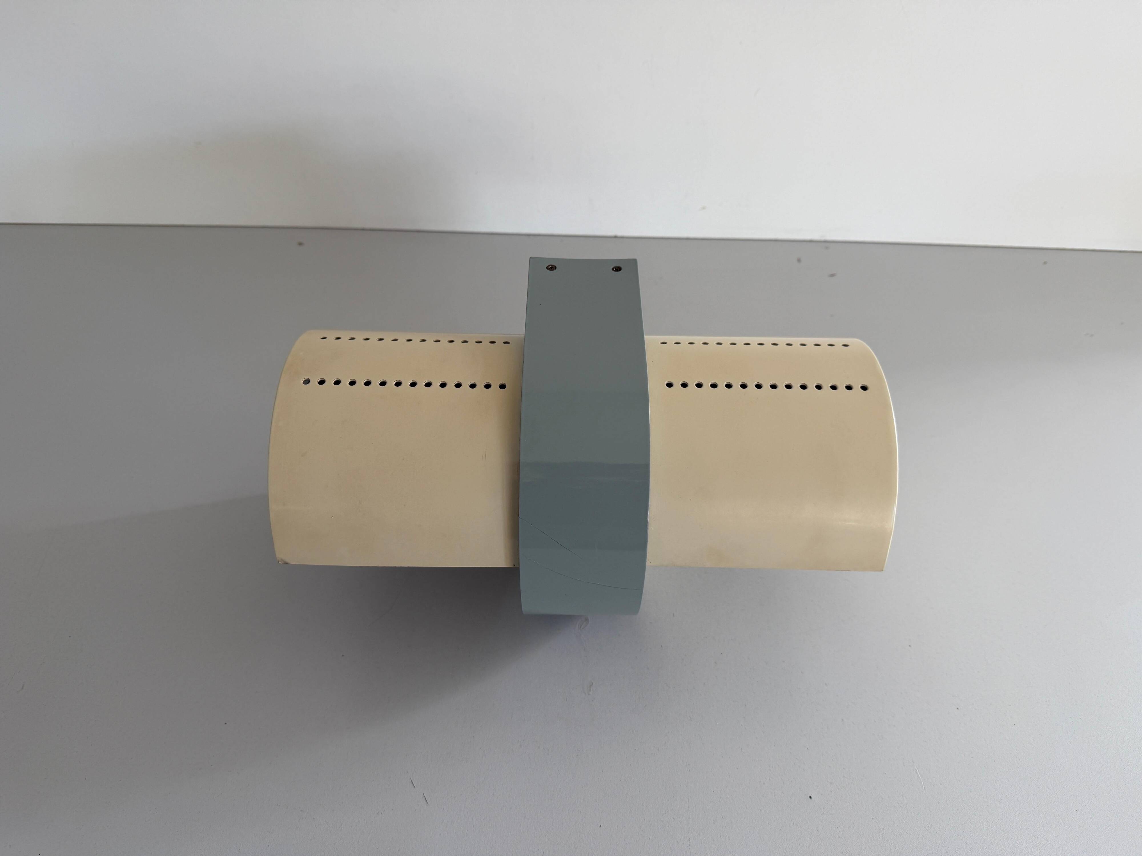 Simple wall light Model No by Eric Gottein for Artemide, 1970s, Italy.
