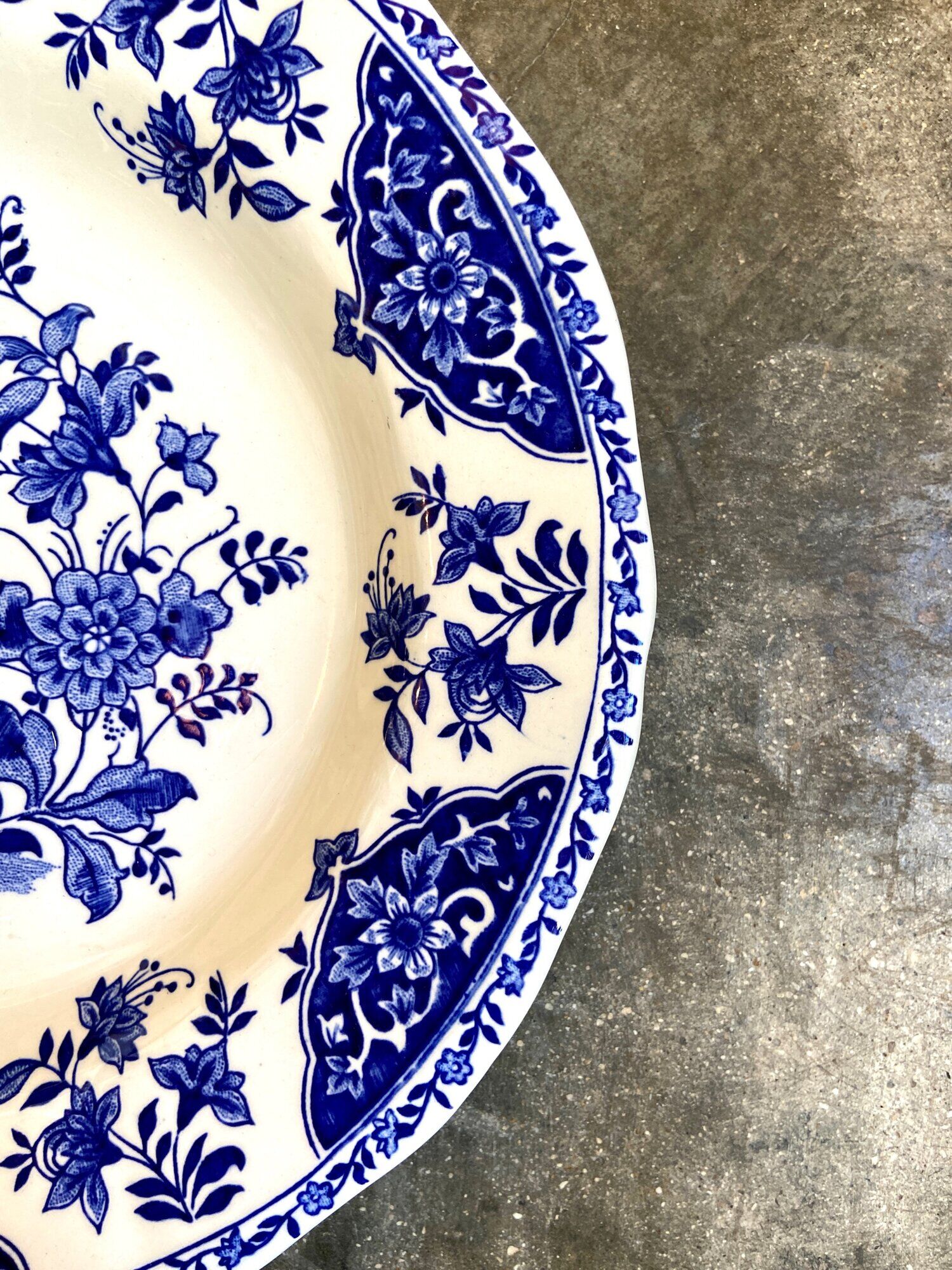 Round and hollow gien dish in white and blue enamelled earthenware