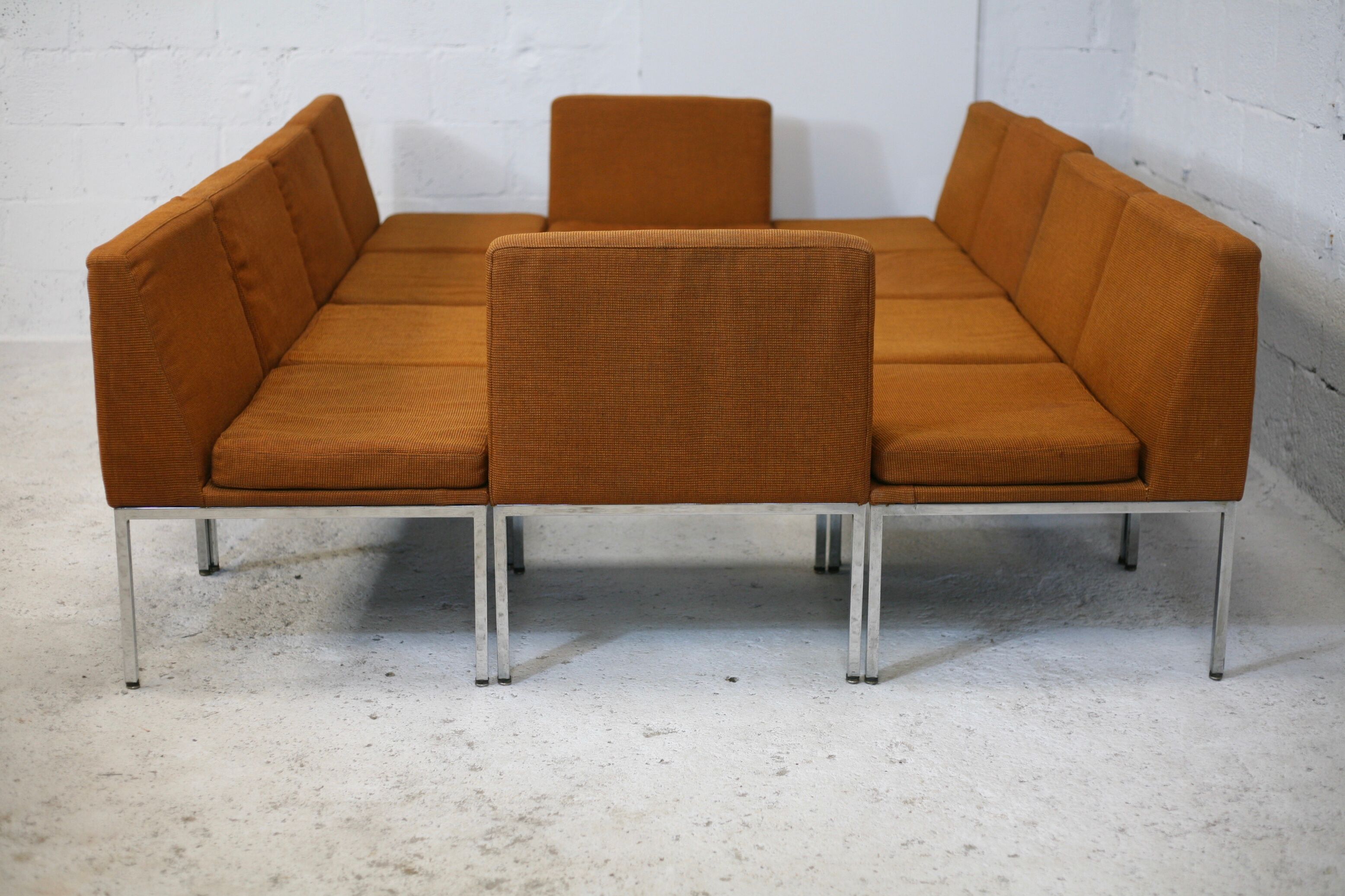 Ensemble de 10 chauffeuses de Louis Baillon, édition Planforms formant canapé modulable, circa 1950