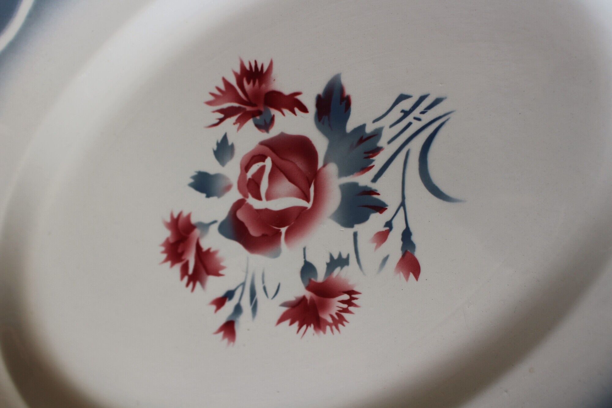 Plat ovale Nina Rosa Digoin Sarreguemines Art Deco rouge bleu Rose Oeillets
