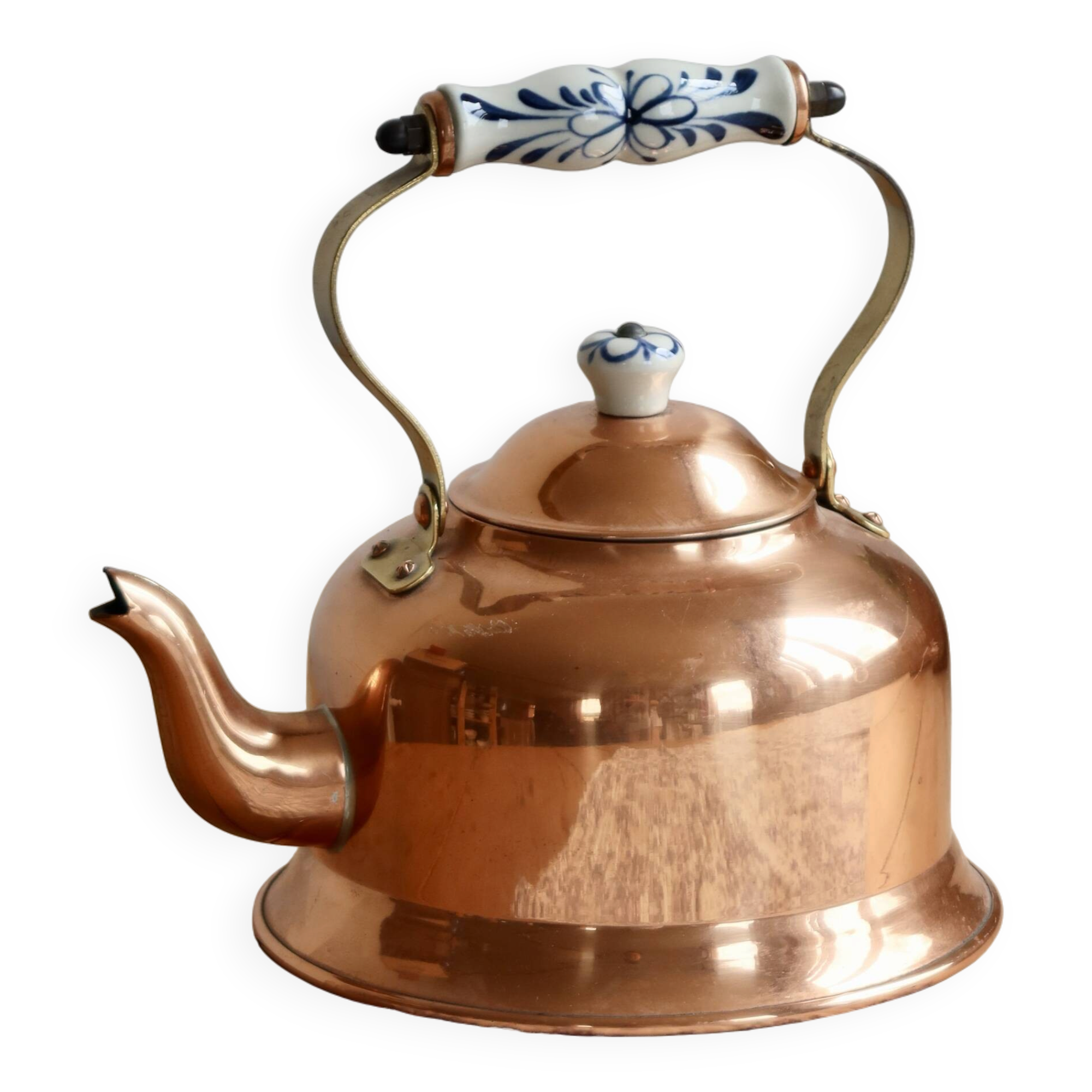 Vintage kettle in copper and ceramic