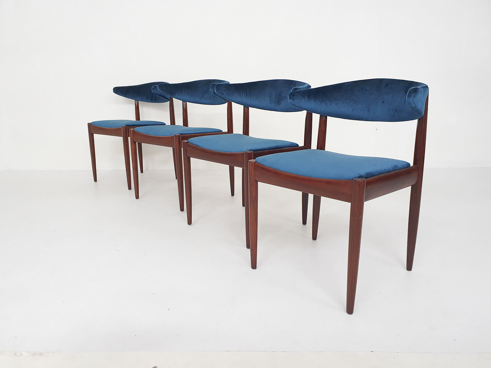 Ensemble de quatre chaises de salle à manger en palissandre et velours par Topform, Pays-Bas des années 1950