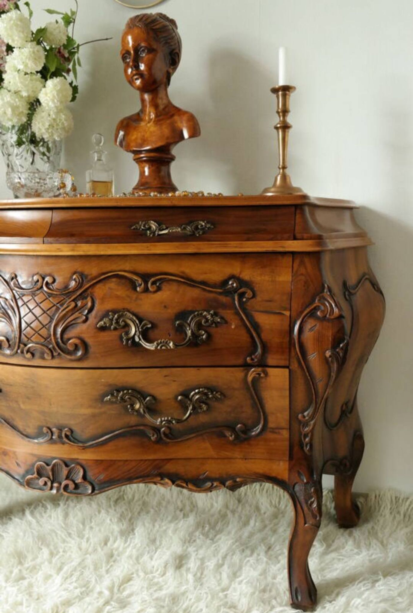 Coffin commode in walnut, Louis XV style, 20th century.