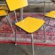 Ensemble table rouge et 6 chaises jaunes vintages en formica